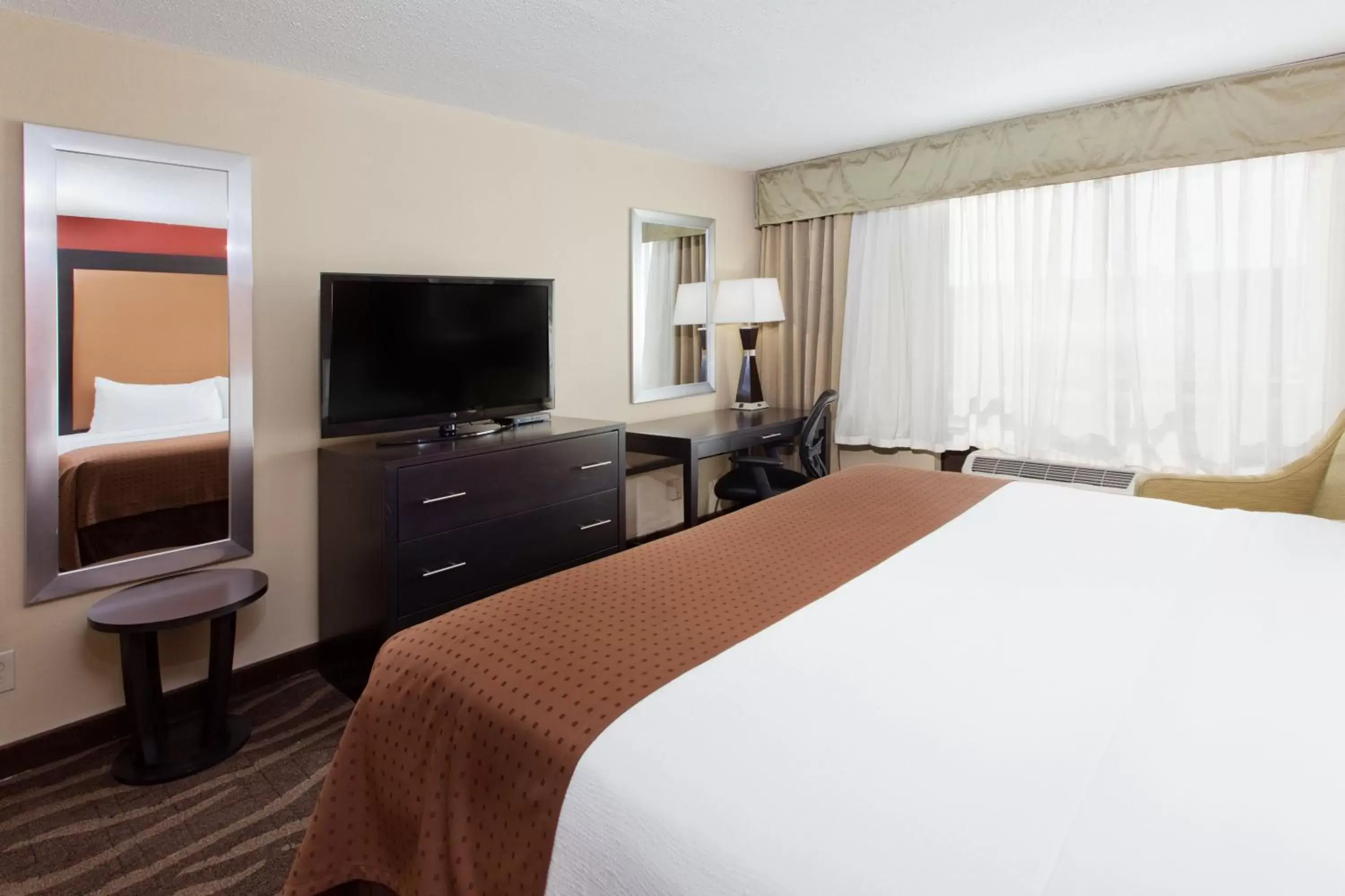 Photo of the whole room, Bed in Holiday Inn Shreveport Downtown, an IHG Hotel