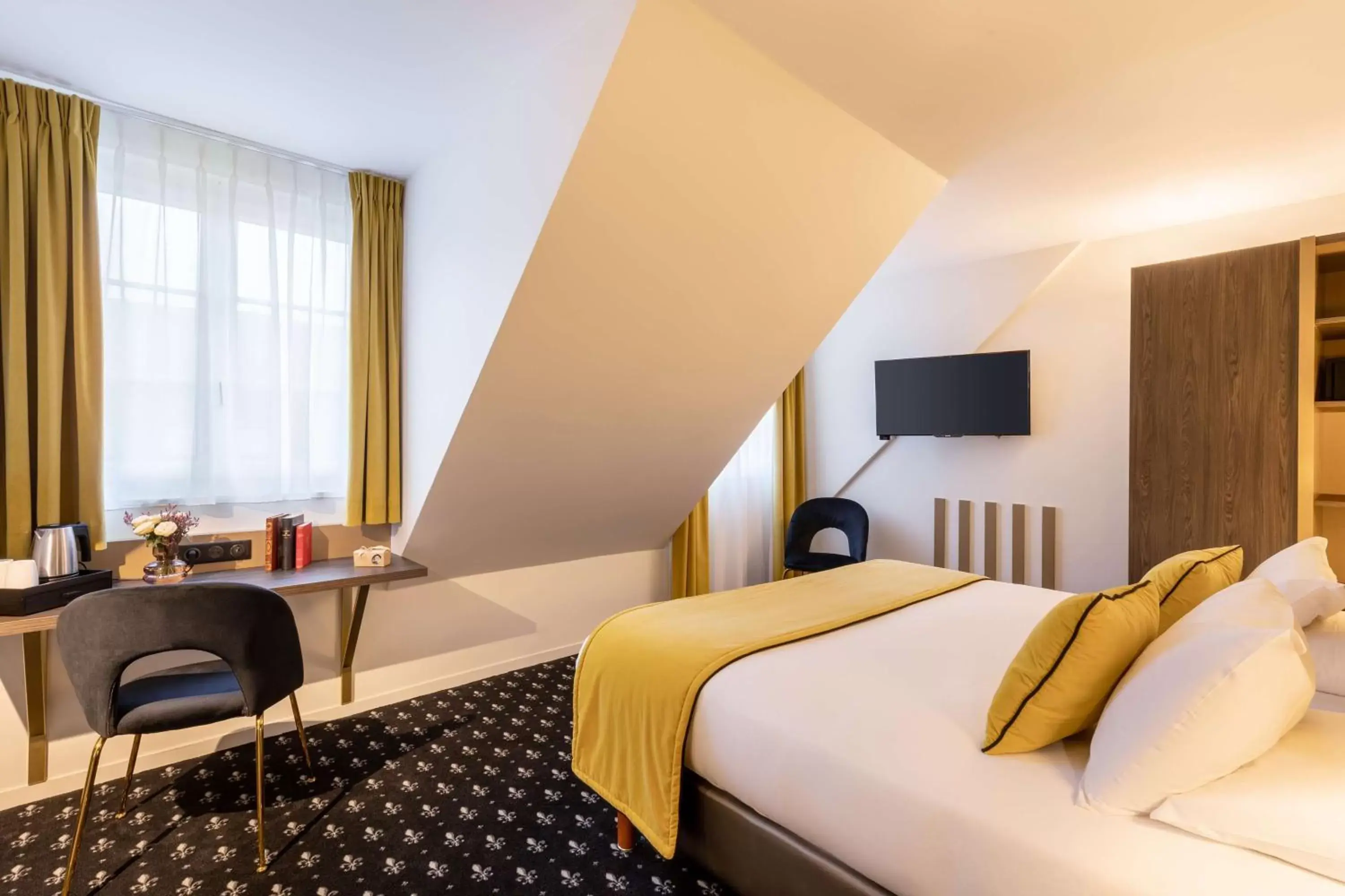 Bed, TV/Entertainment Center in Best Western Royal Hotel Caen