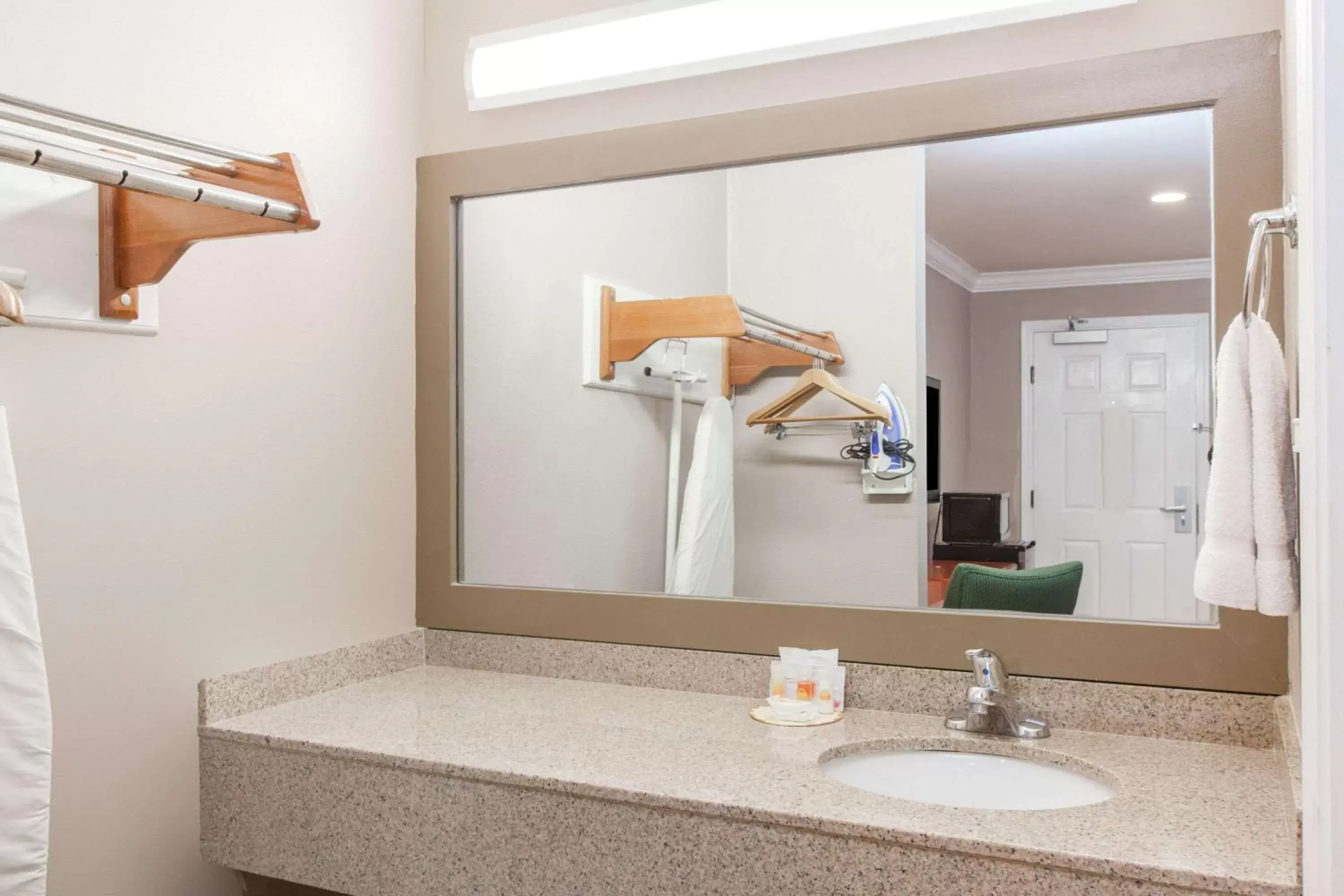 Photo of the whole room, Bathroom in Days Inn by Wyndham San Francisco S/Oyster Point Airport