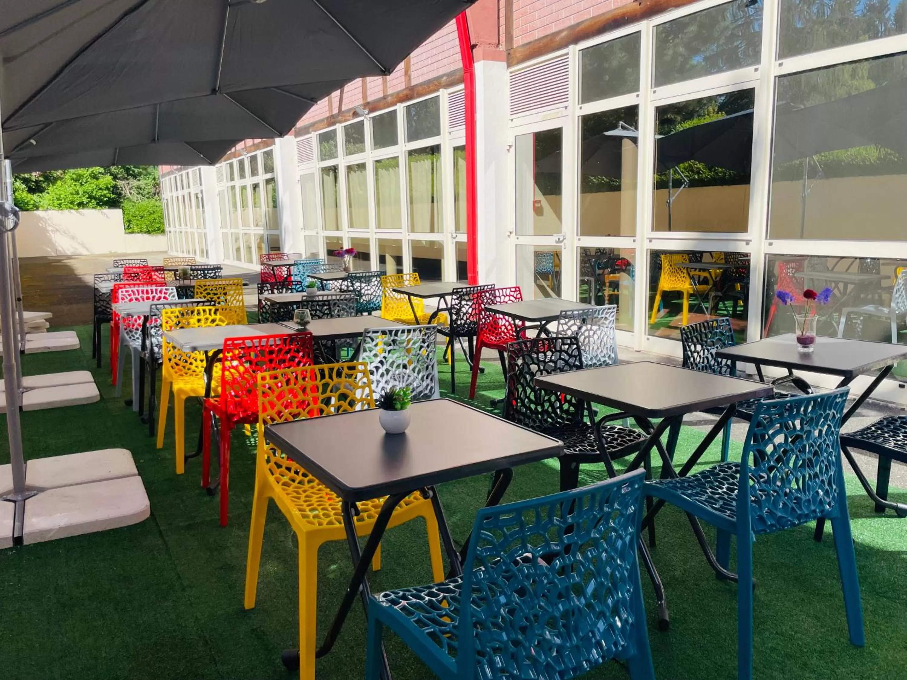 Patio in Hotel Le Saint Aubin