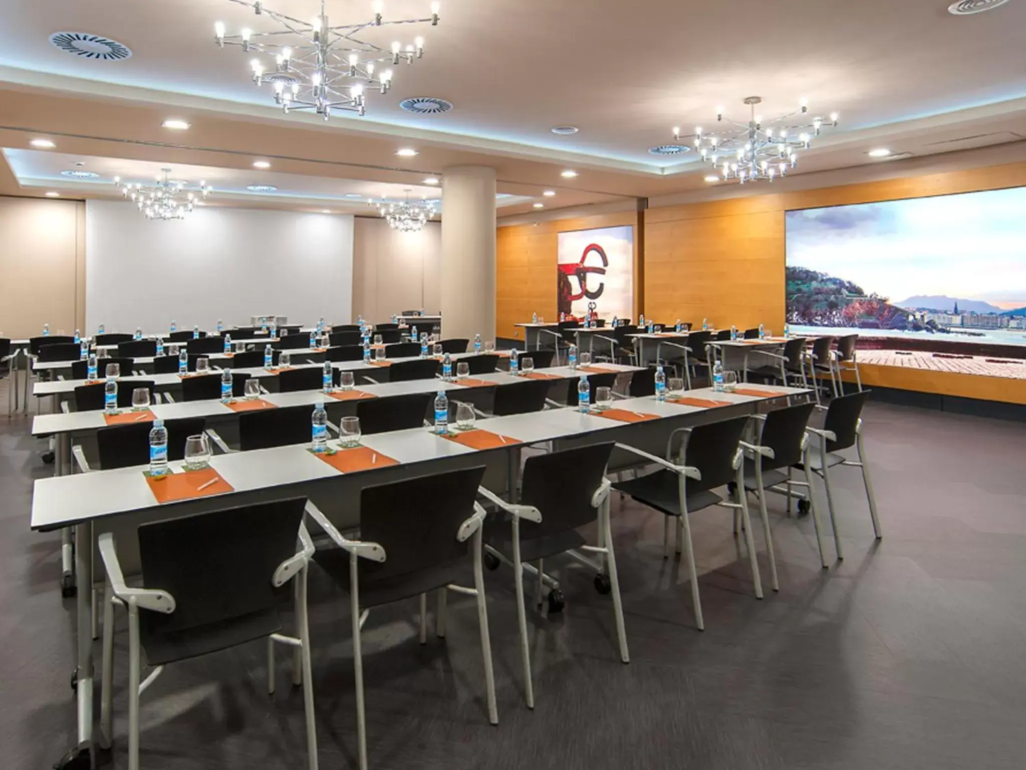 Meeting/conference room in Hotel Silken Amara Plaza