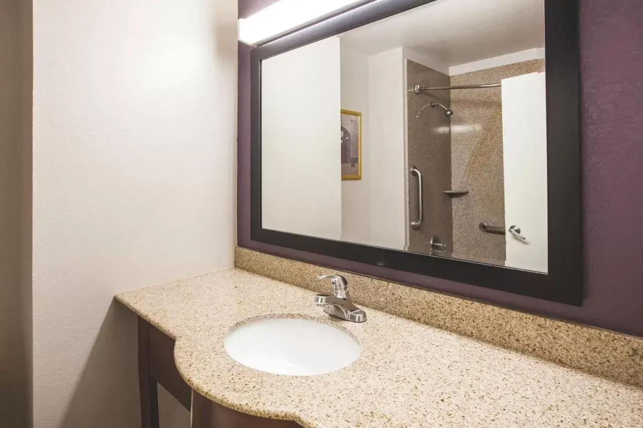 Bathroom in La Quinta Inn by Wyndham Waldorf