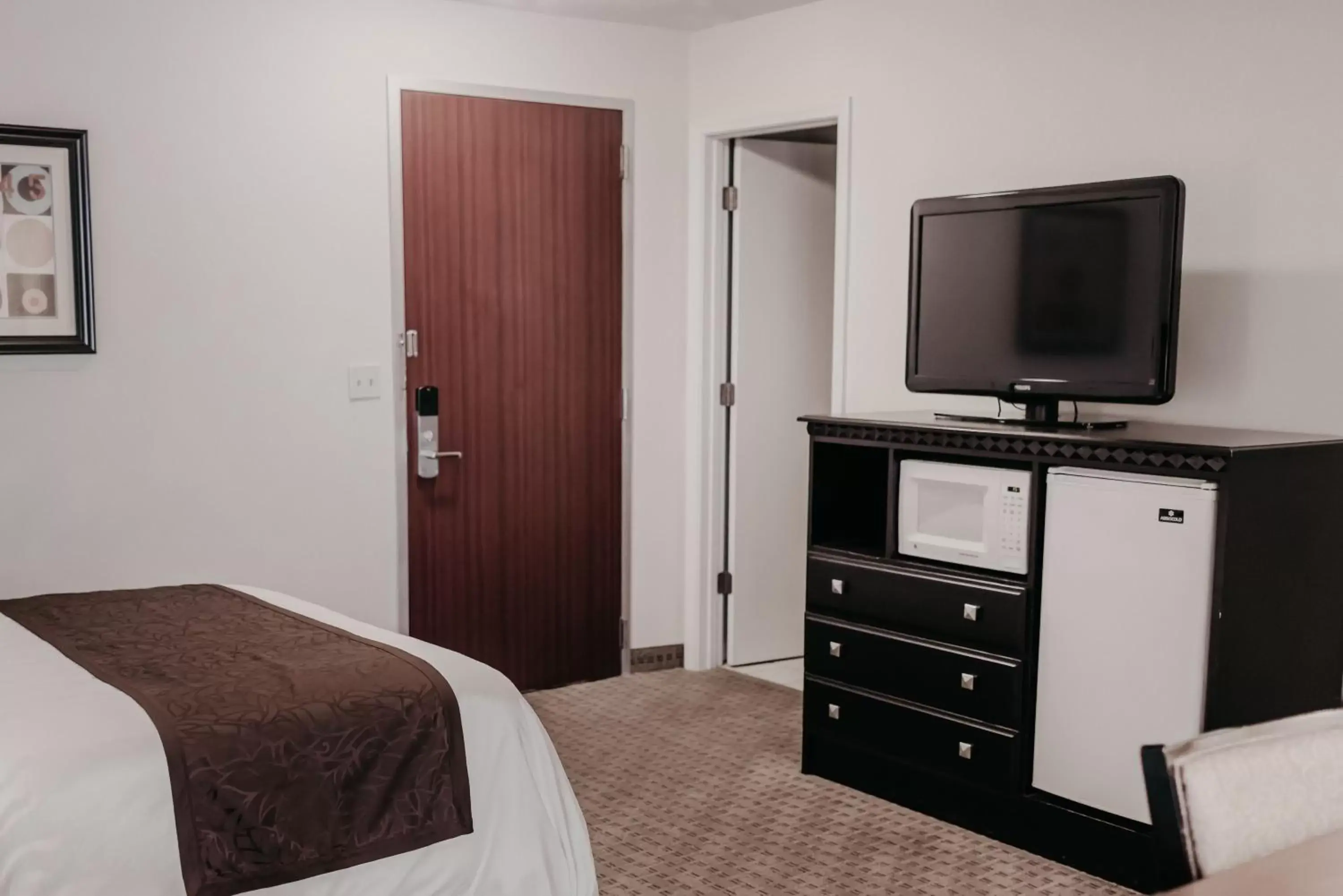 Bedroom, TV/Entertainment Center in Eastland Suites Hotel & Conference Center