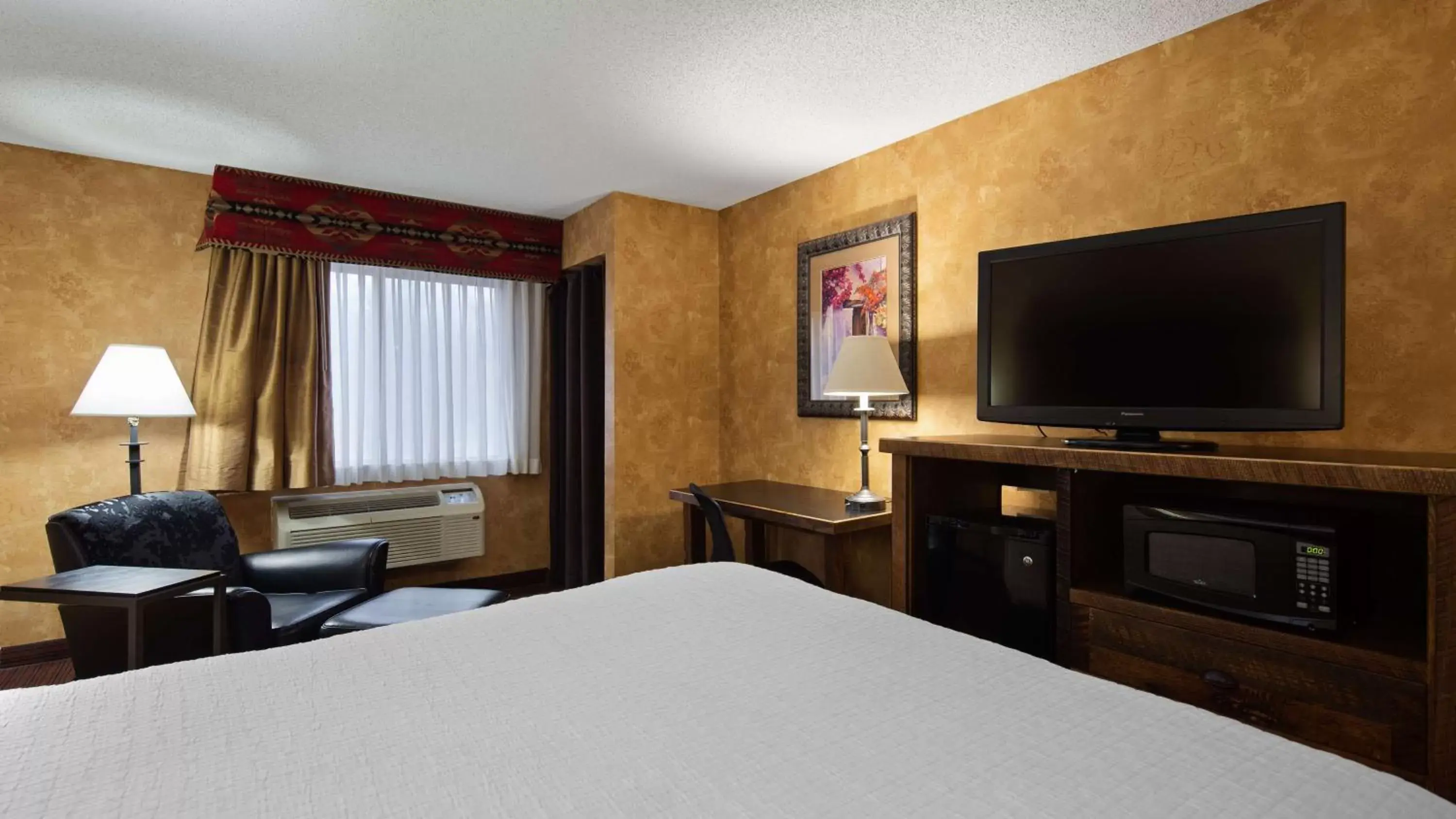 Photo of the whole room, TV/Entertainment Center in Best Western Plus Inn of Santa Fe