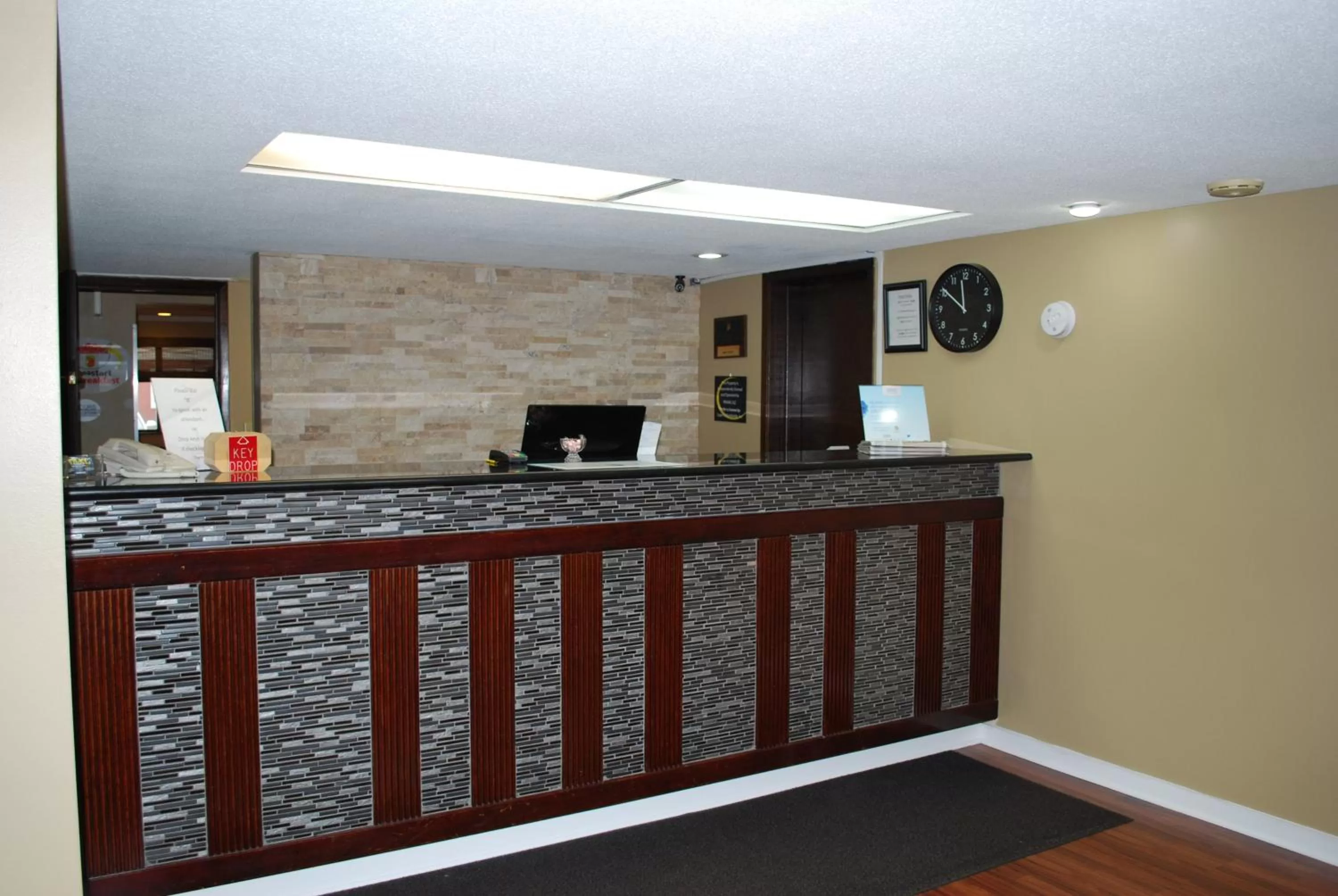 Lobby or reception in Super 8 by Wyndham Eau Claire WI