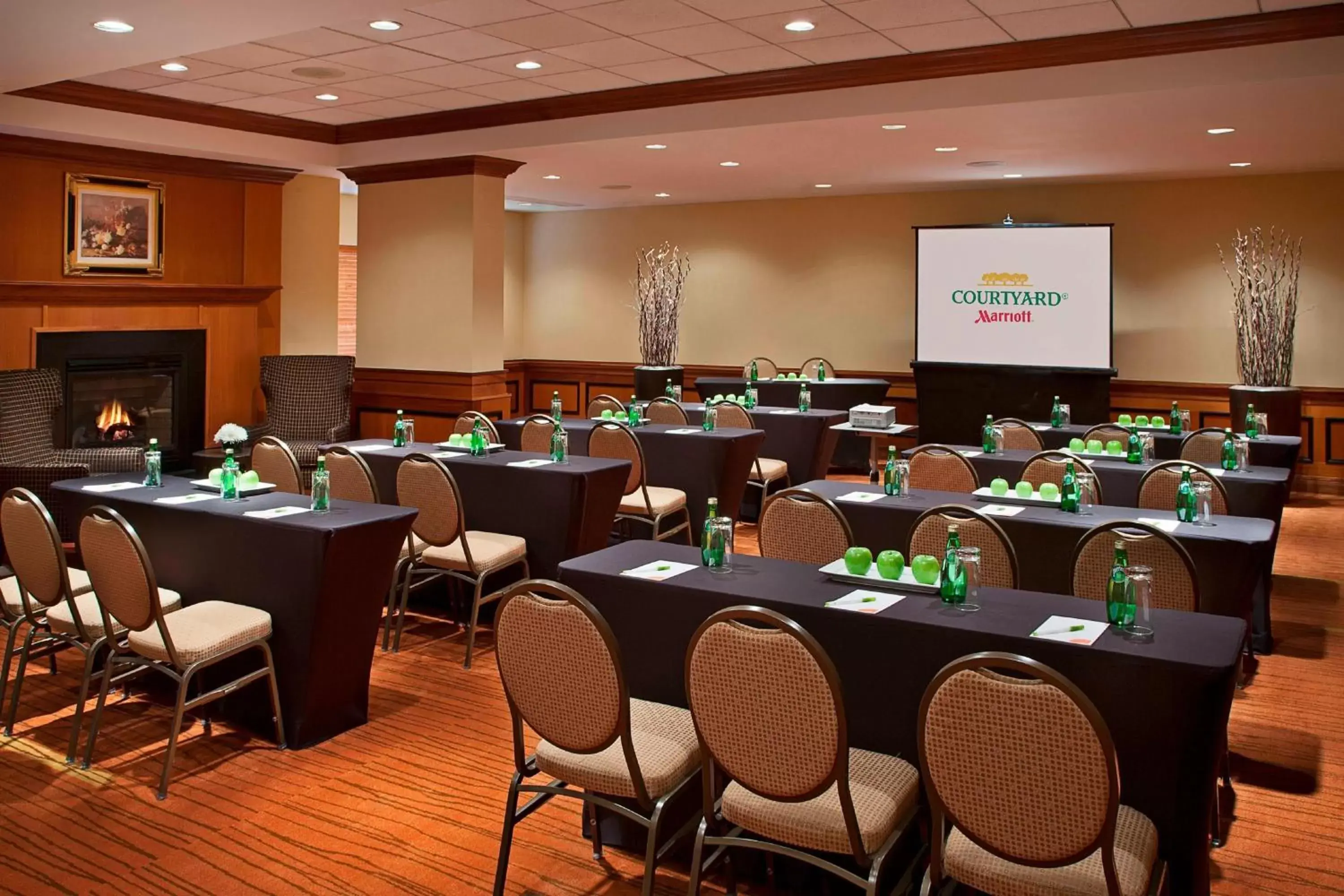 Meeting/conference room in Courtyard by Marriott Toronto Airport