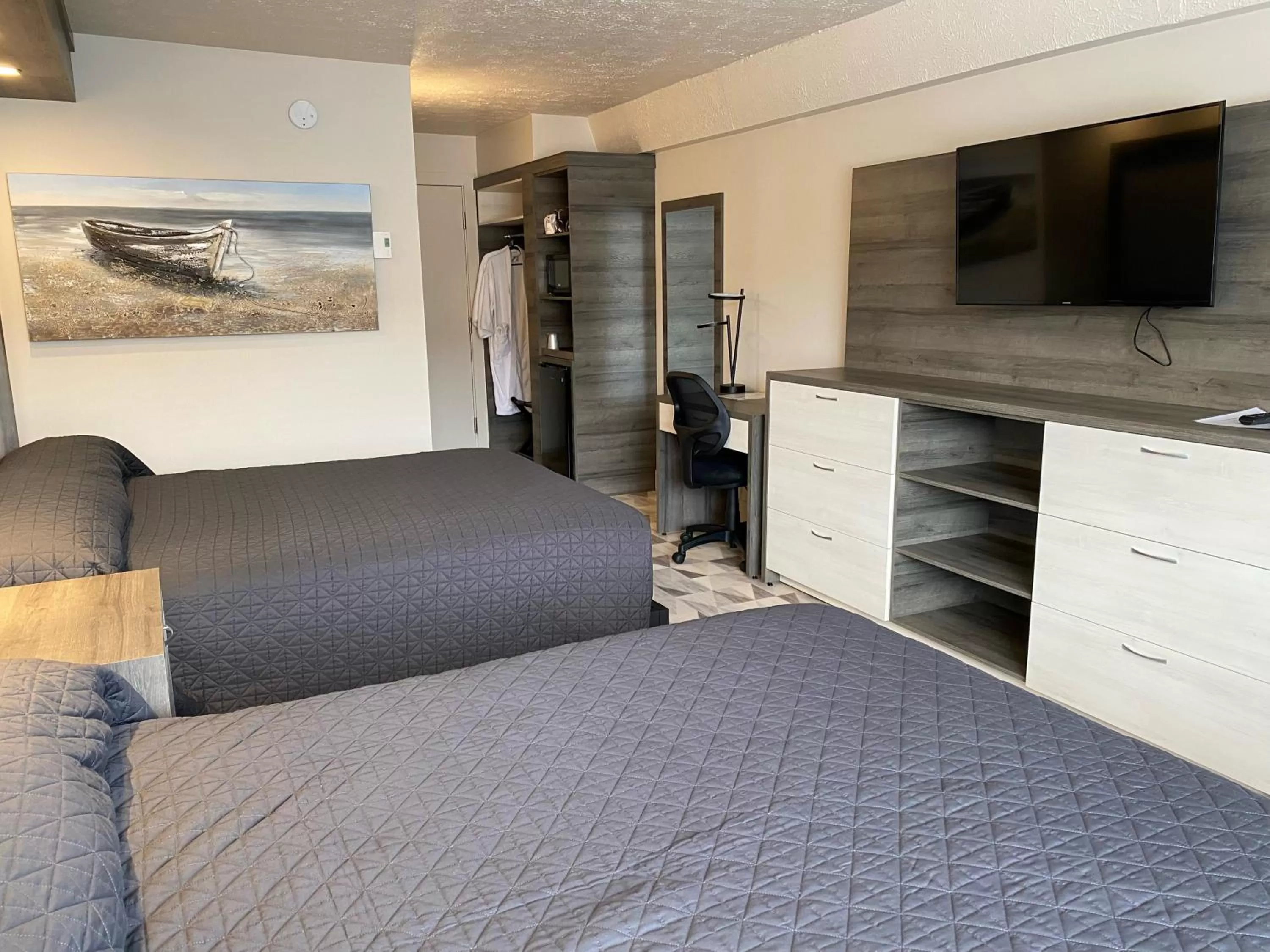 Bed in Travelodge by Wyndham Drummondville