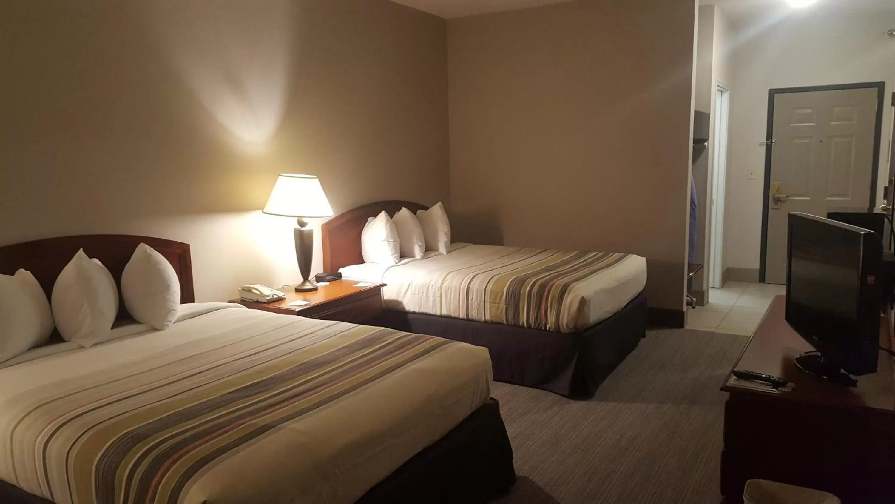 Bed in Country Inn & Suites by Radisson, Bryant (Little Rock), AR