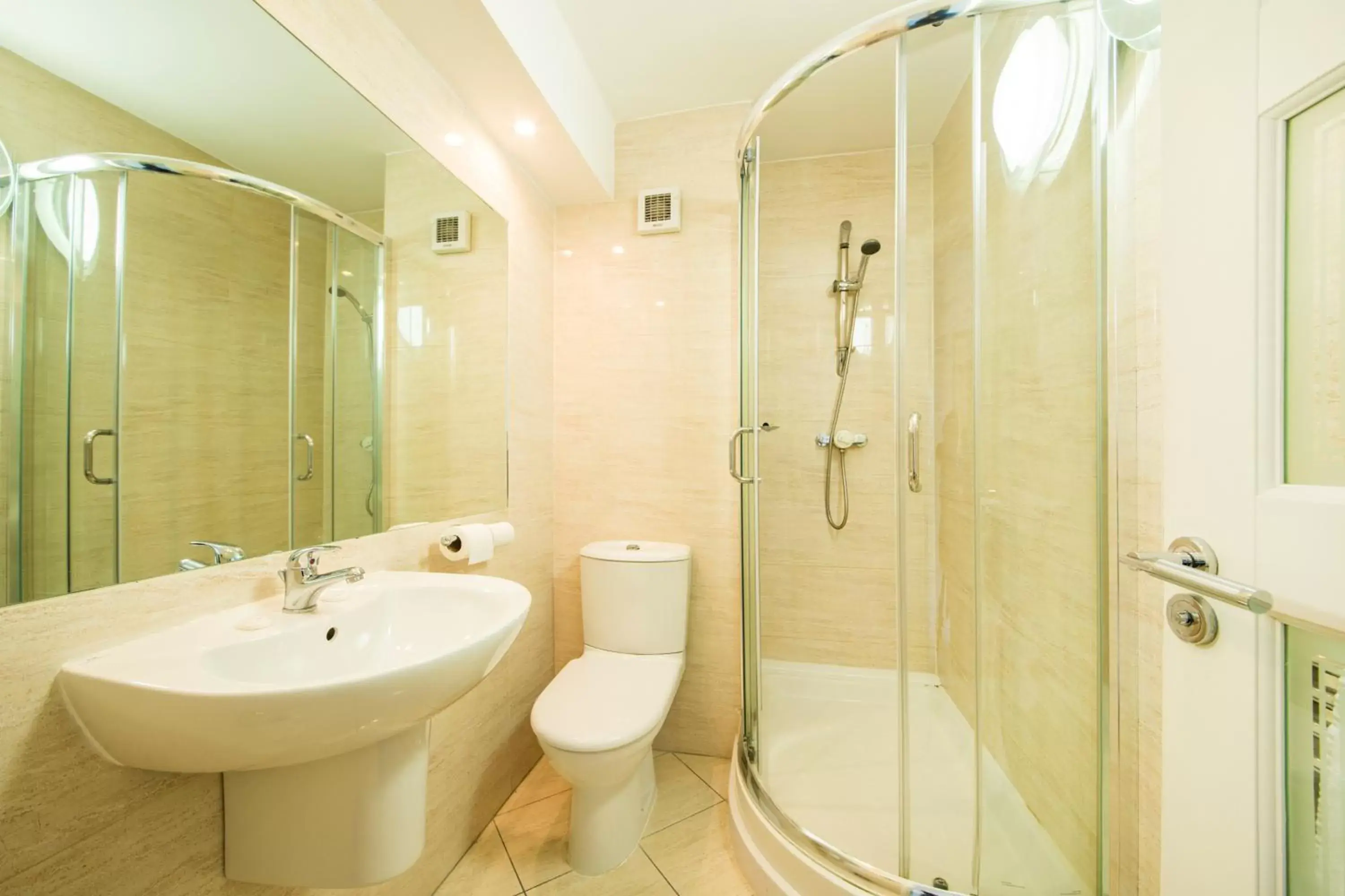 Shower, Bathroom in Arden Hotel And Leisure Club