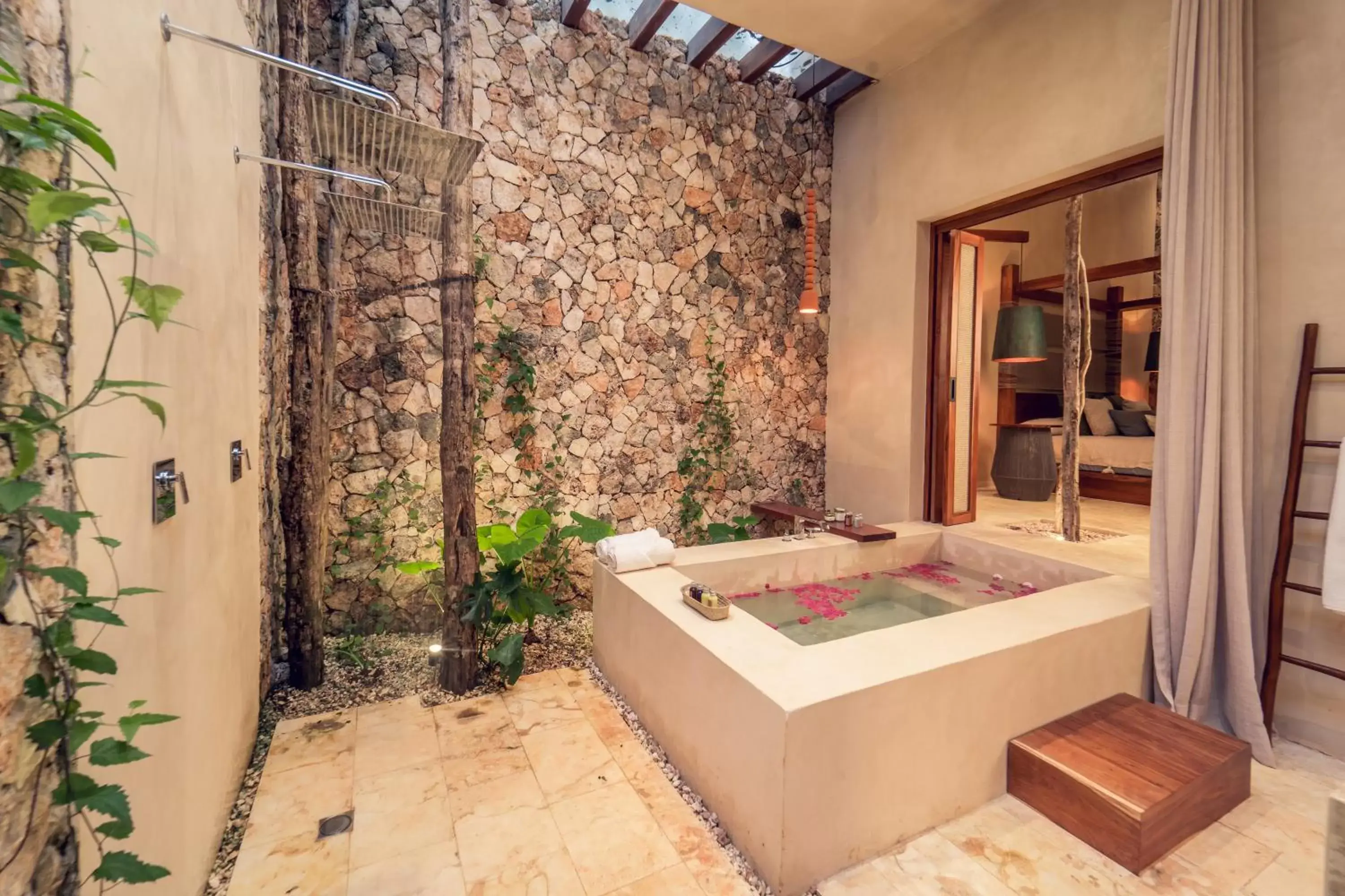Hot Tub, Bathroom in Oriundo Luxury Nature Villas