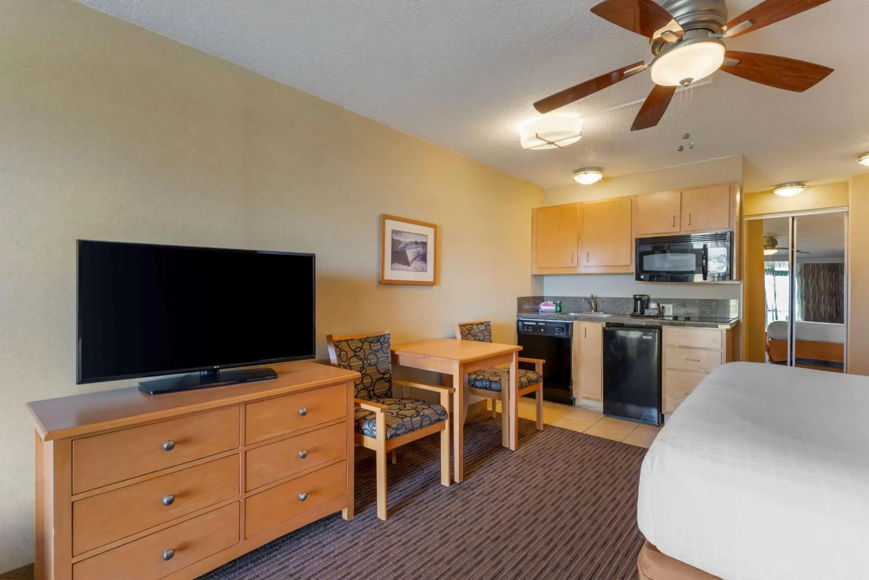 Bedroom, TV/Entertainment Center in Best Western Plus Ocean View Resort