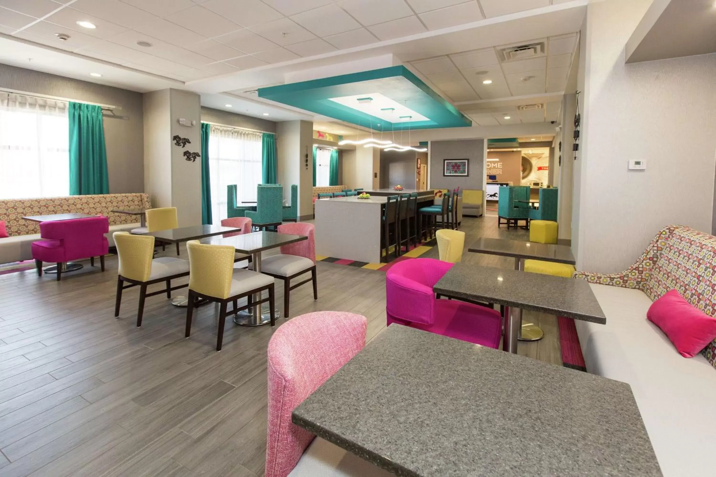 Lobby or reception, Restaurant/Places to Eat in Hampton Inn Mustang