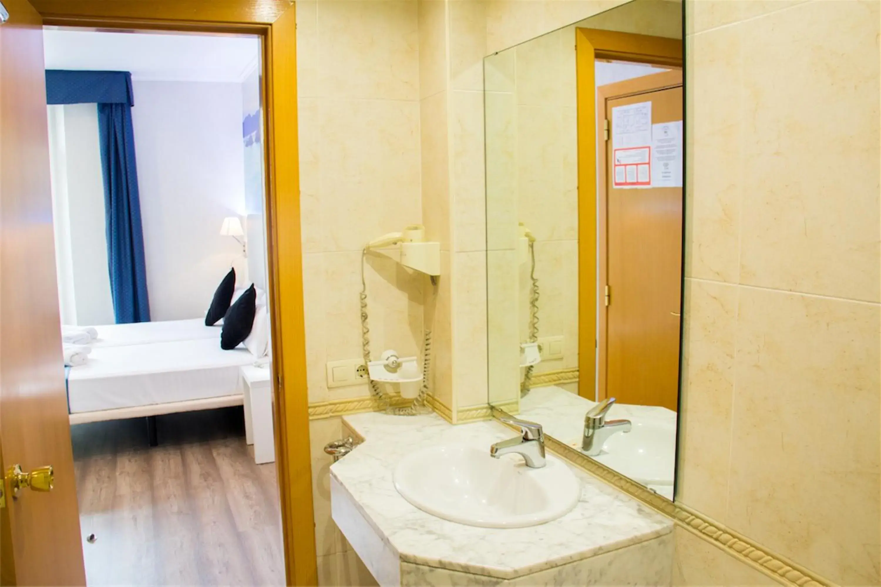 Bed, Bathroom in Hostal Boqueria