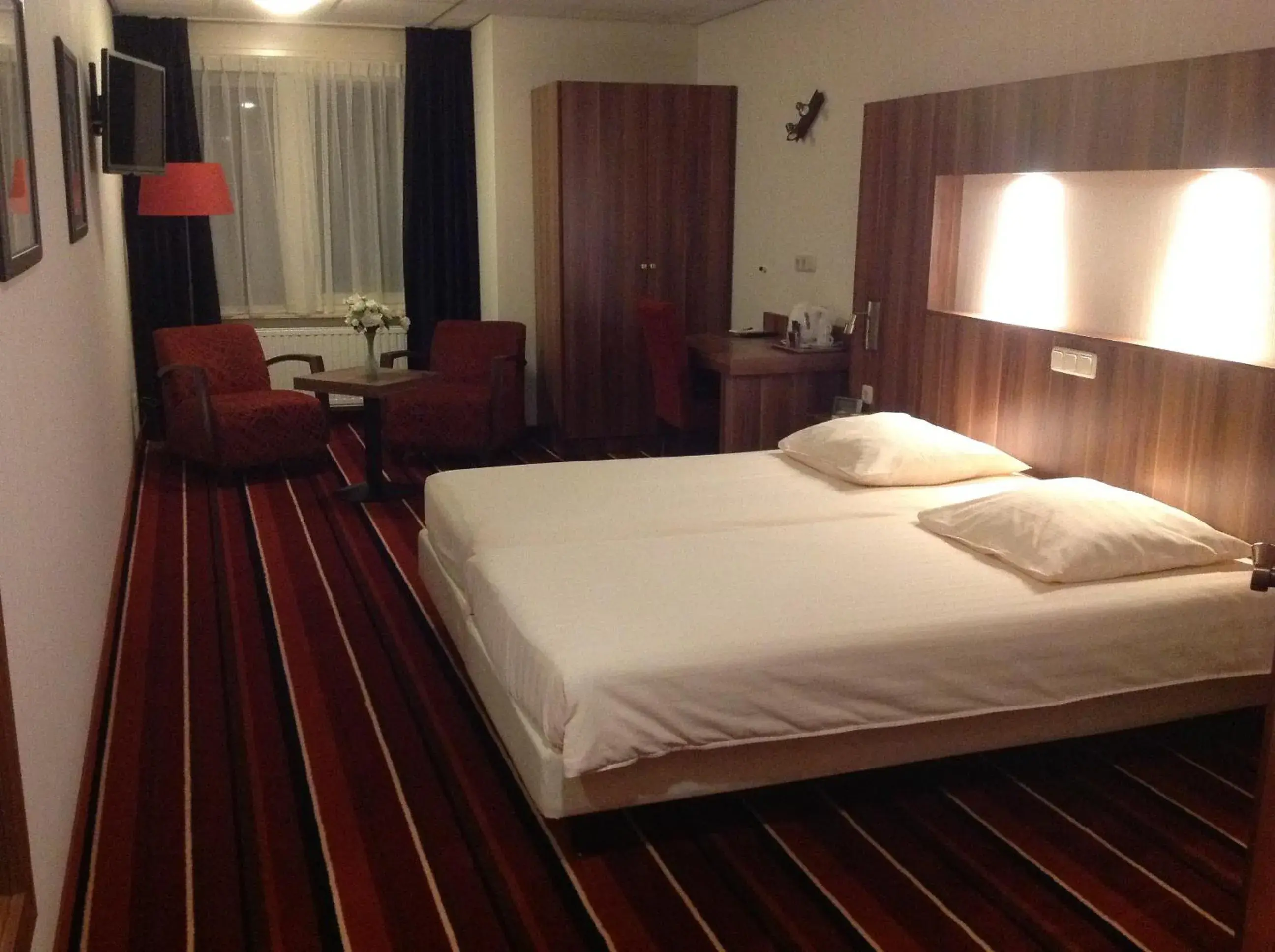 Photo of the whole room, Bed in SuyderSee Hotel