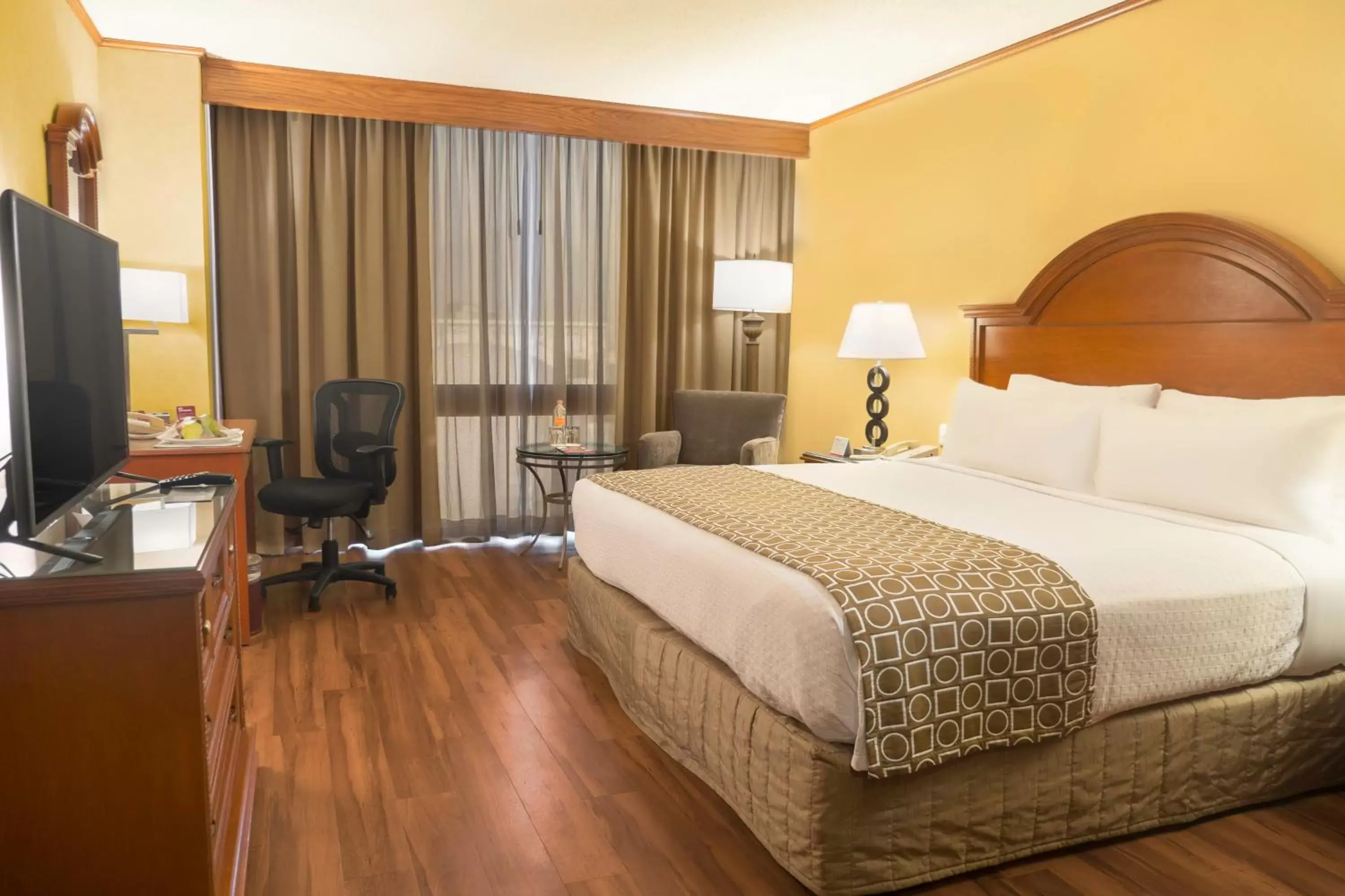 Photo of the whole room, Bed in Crowne Plaza Hotel Monterrey, an IHG Hotel