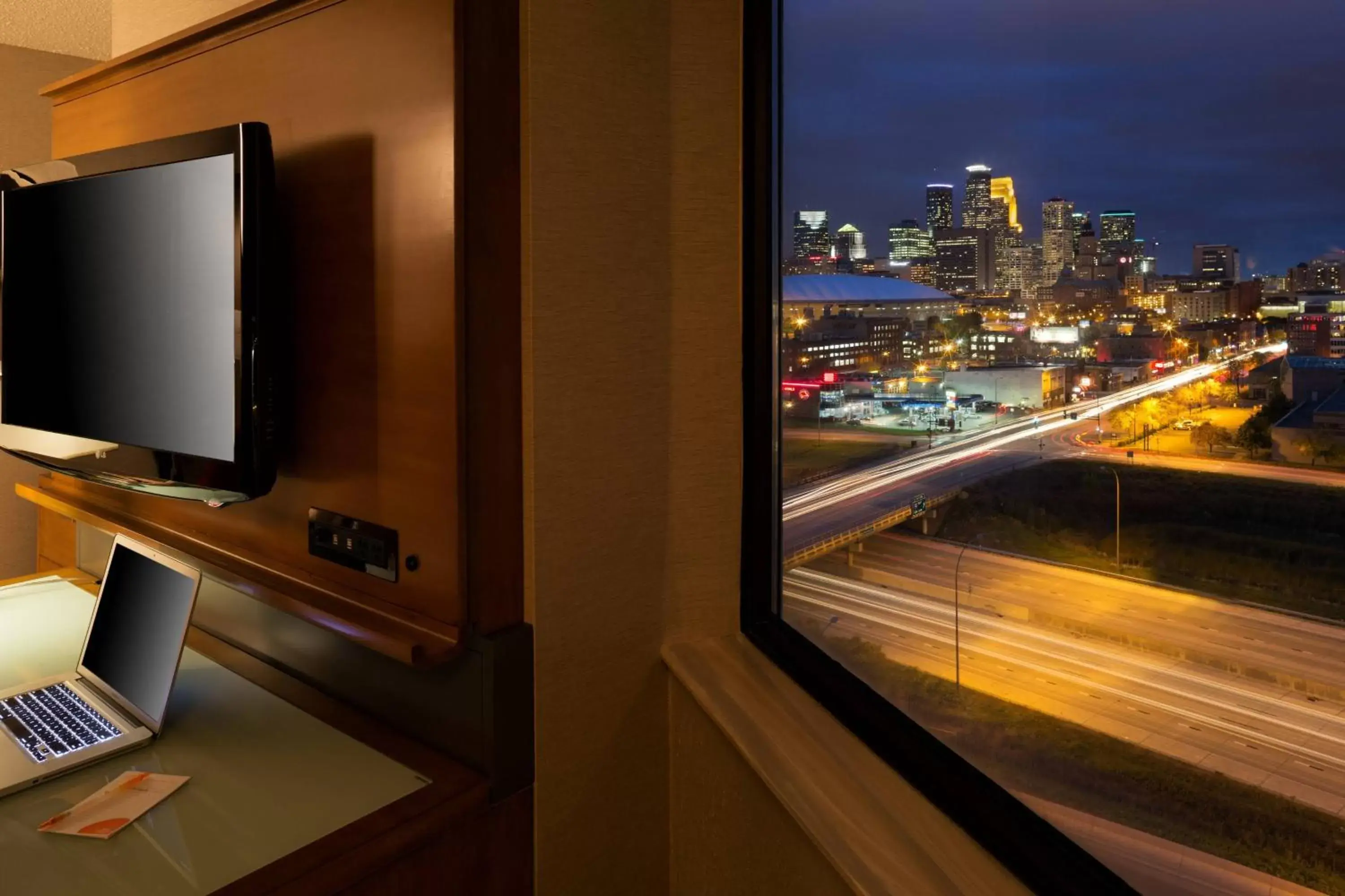 Photo of the whole room, TV/Entertainment Center in Courtyard by Marriott Minneapolis Downtown
