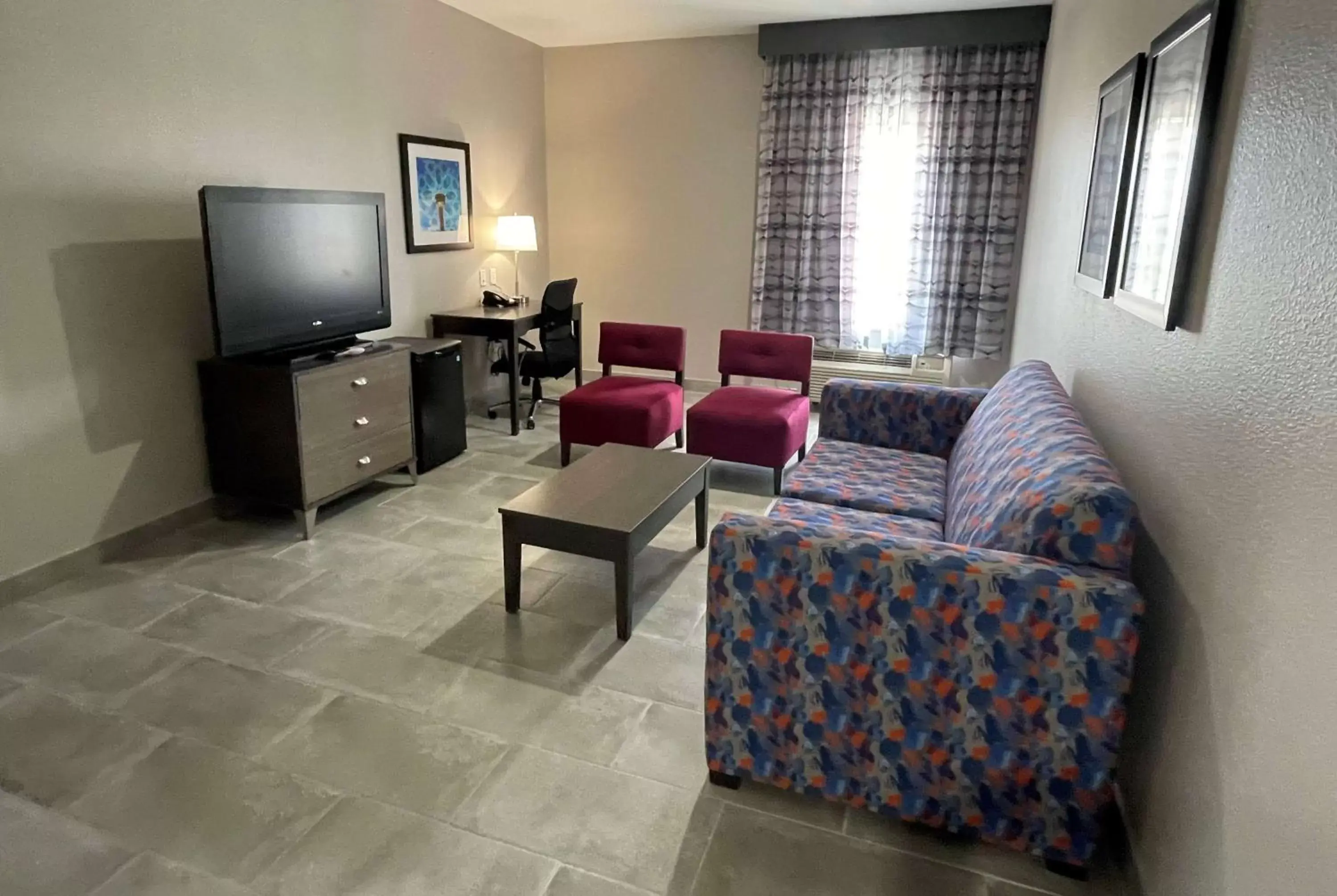 Bed, Seating Area in La Quinta Inn and Suites by Wyndham - Schertz