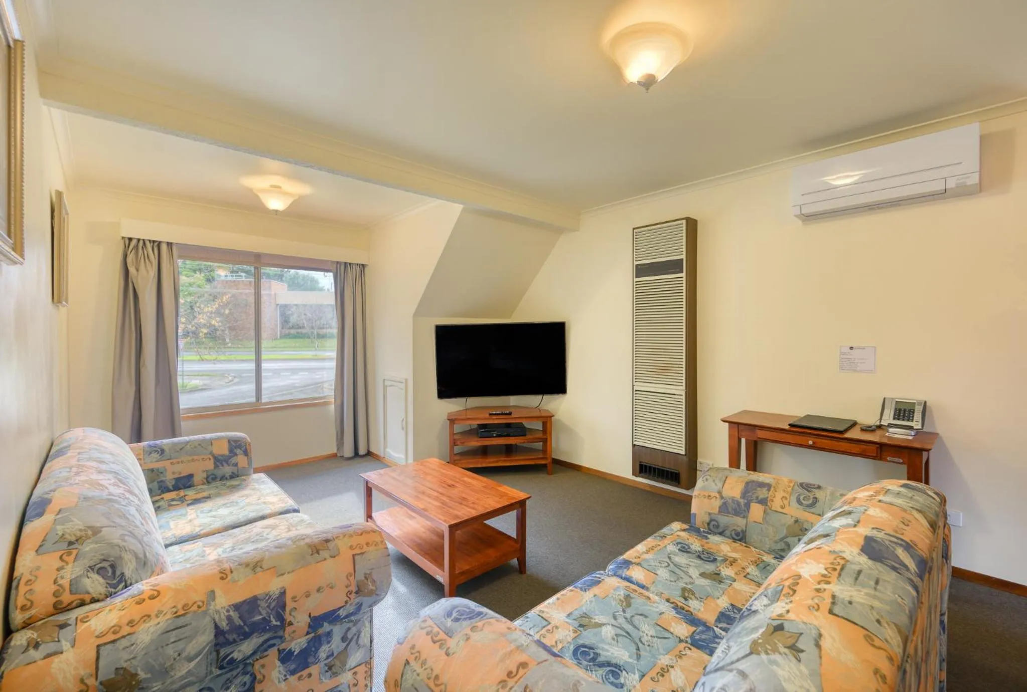 Communal lounge/ TV room in AAt 28 Goldsmith Motel