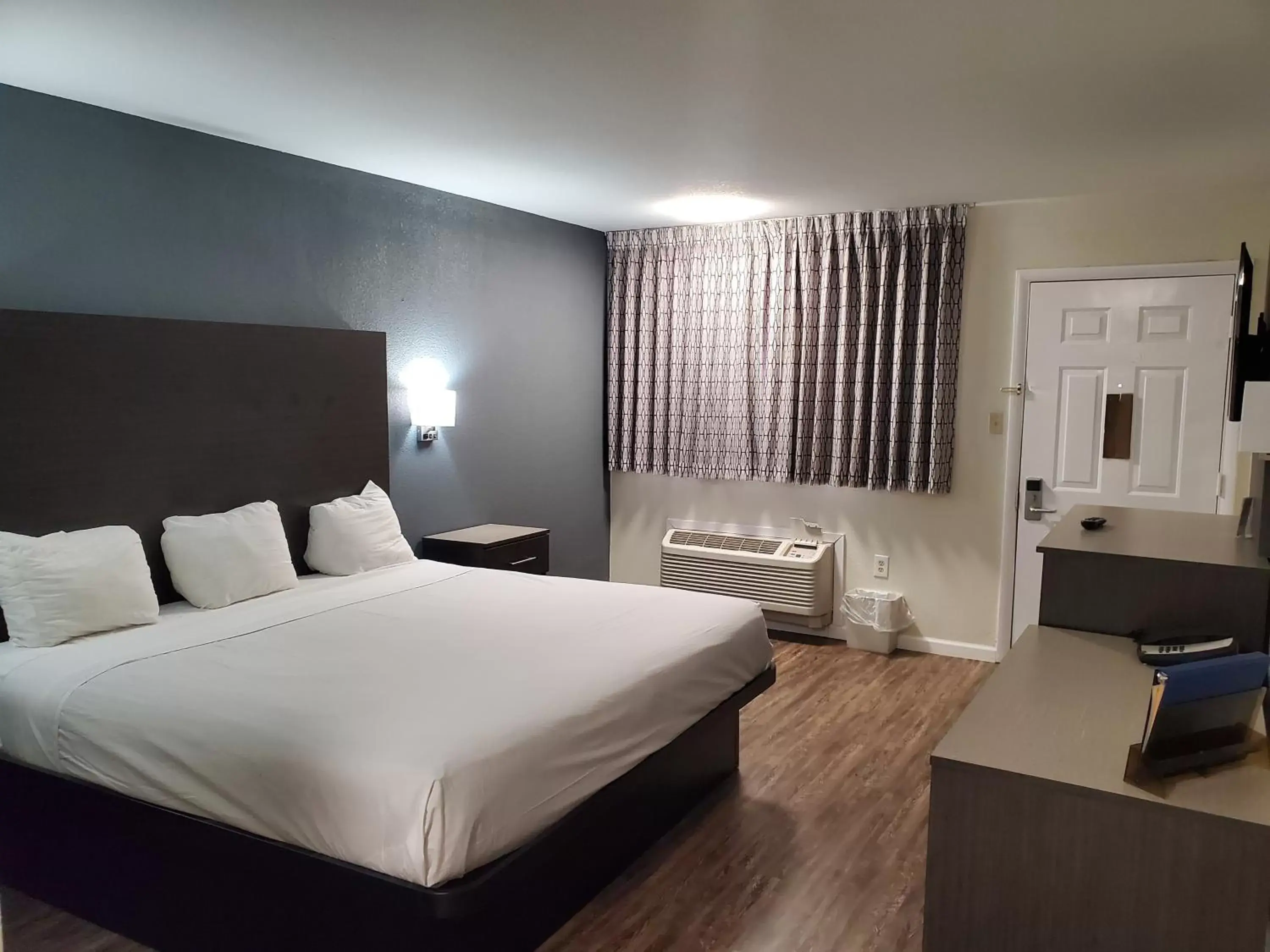 Standard King Room - Smoking in Days Inn by Wyndham Lawton Standard King Room - Smoking in Days Inn by Wyndham Lawton