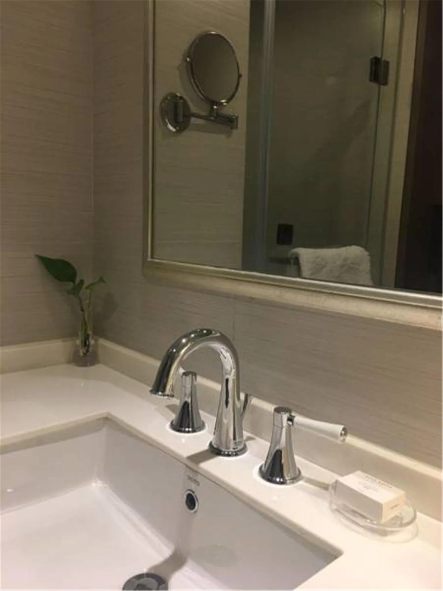 Deluxe King Room in Golden Tulip Bund New Asia