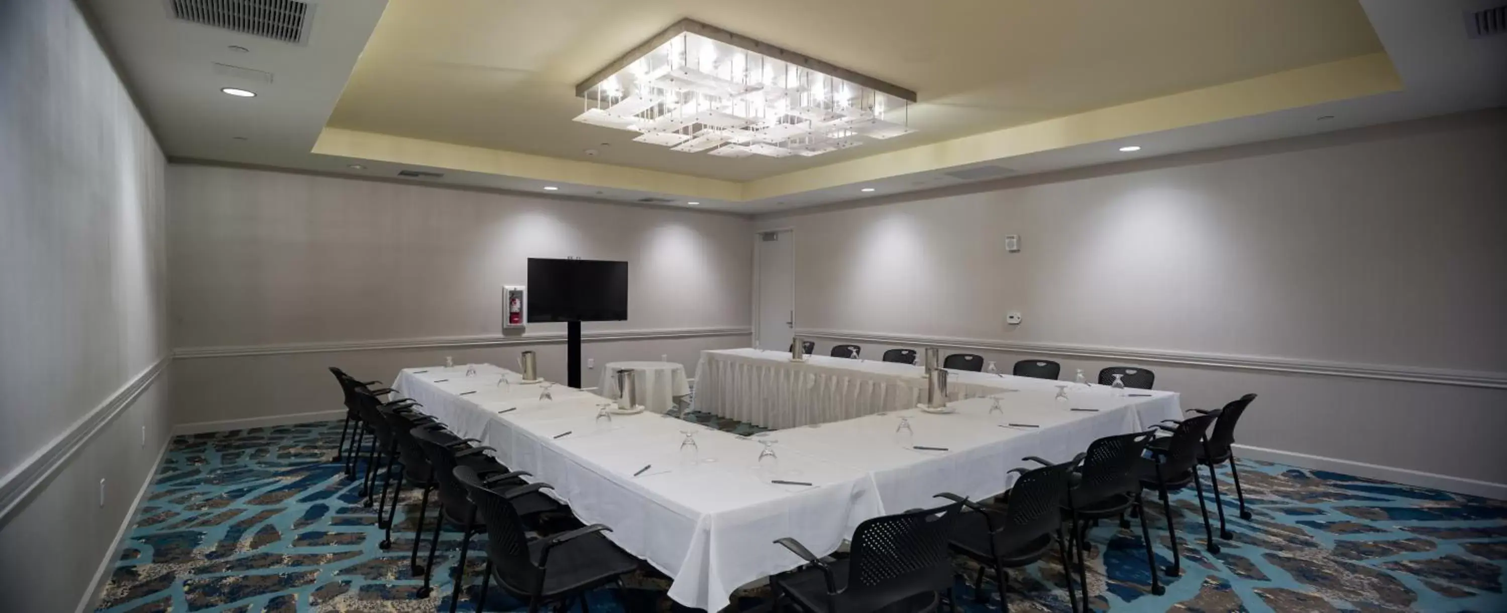 Meeting/conference room in Crowne Plaza Hotel Ventura Beach, an IHG Hotel