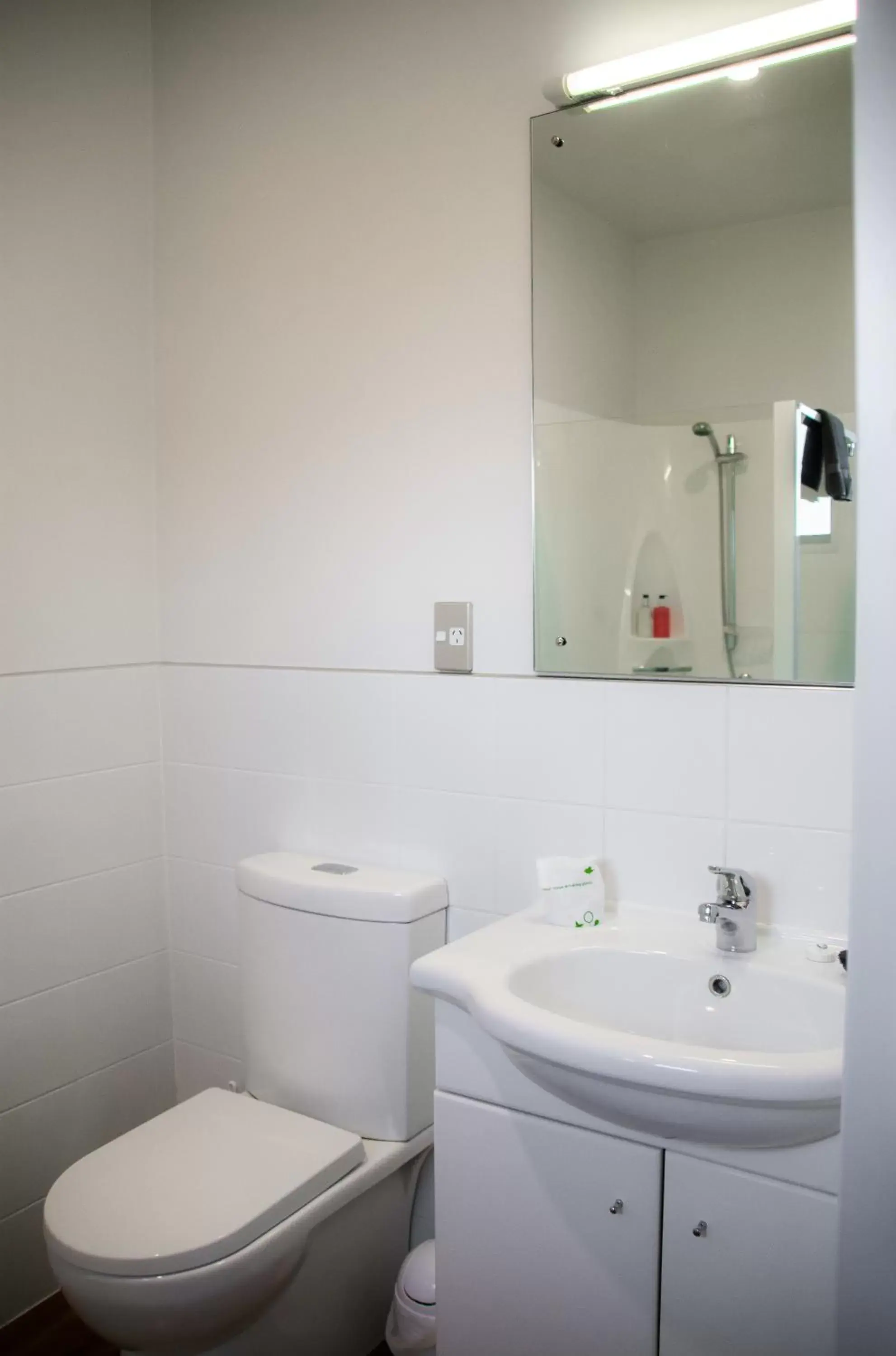 Toilet, Bathroom in Carrick Lodge Motel