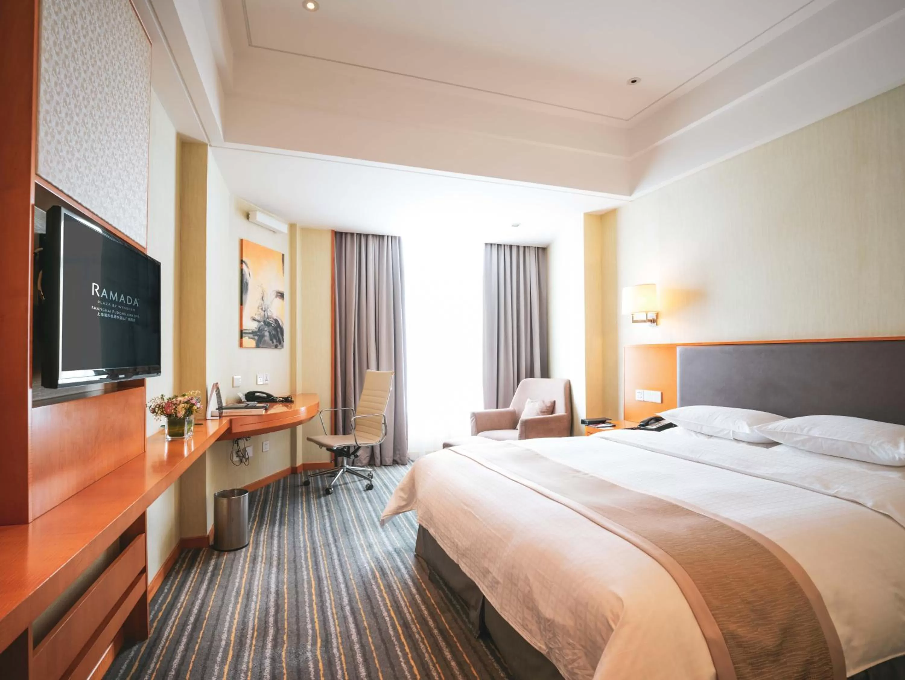Bed in Ramada Plaza Shanghai Pudong Airport - 3 mins to PVG depature floor & check entrance with hotel shuttle