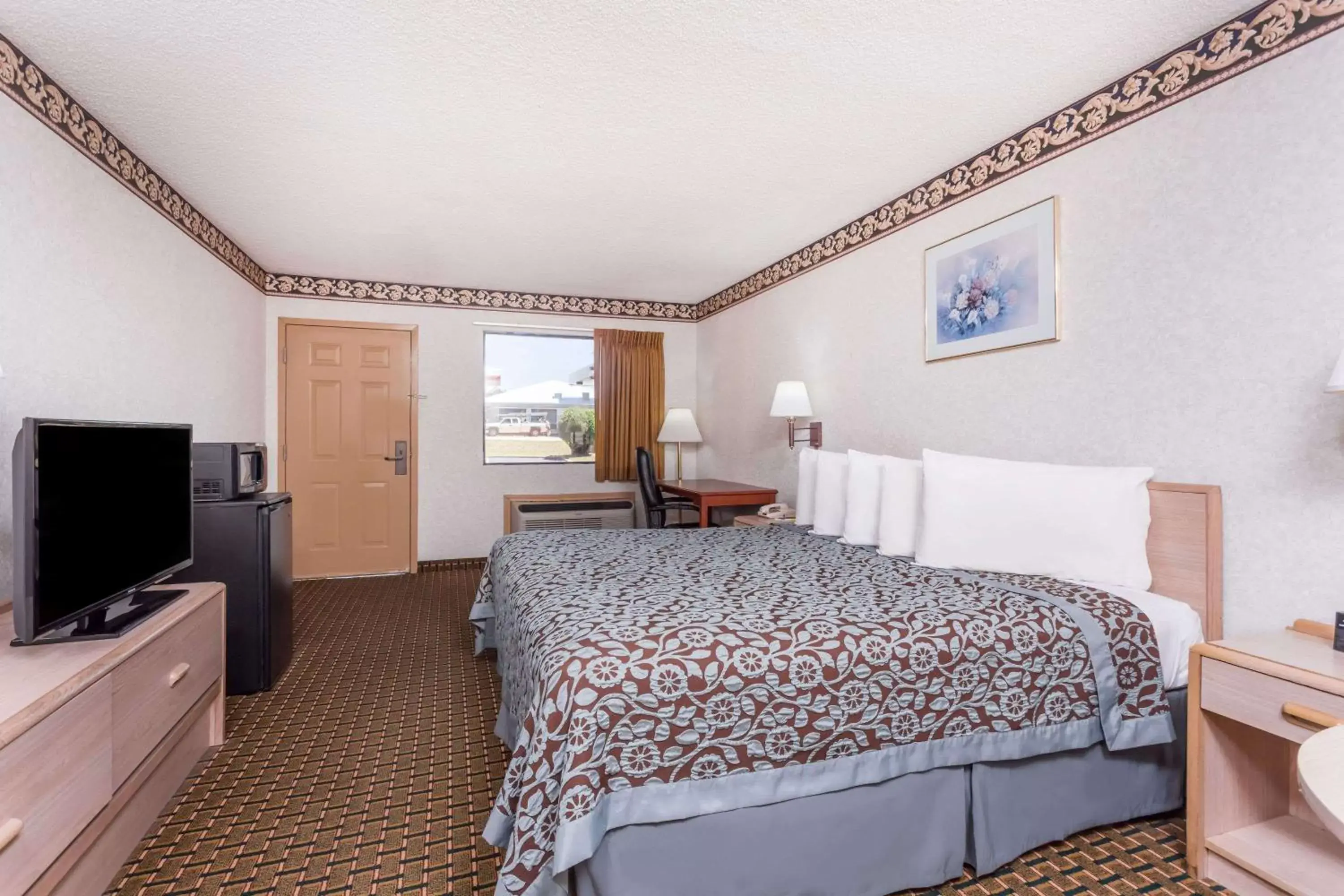 Photo of the whole room, Bed in Days Inn by Wyndham Byron