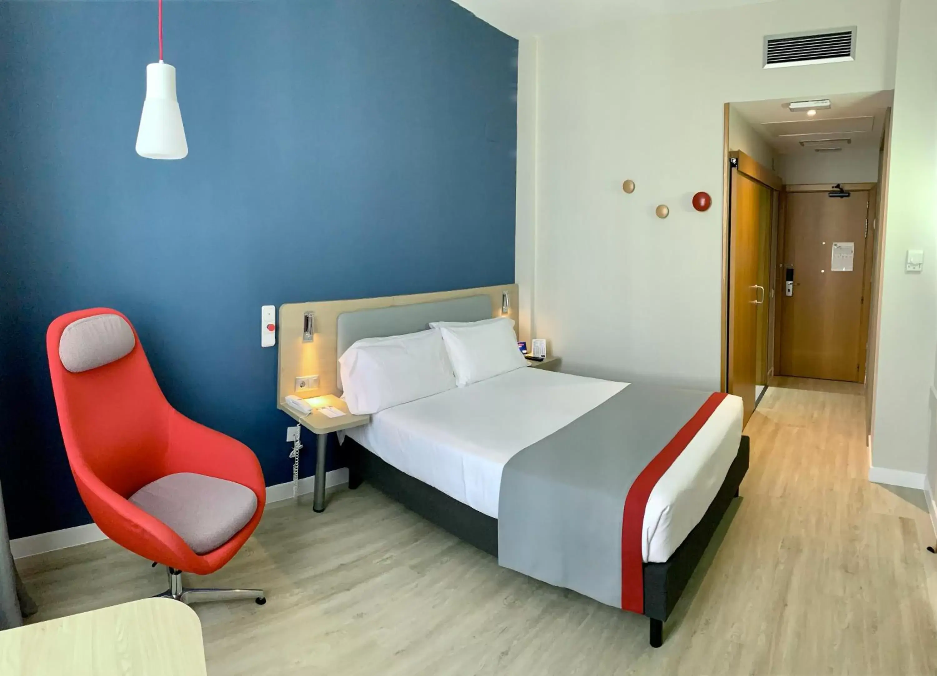 Photo of the whole room, Bed in Holiday Inn Express Ciudad de las Ciencias, an IHG Hotel