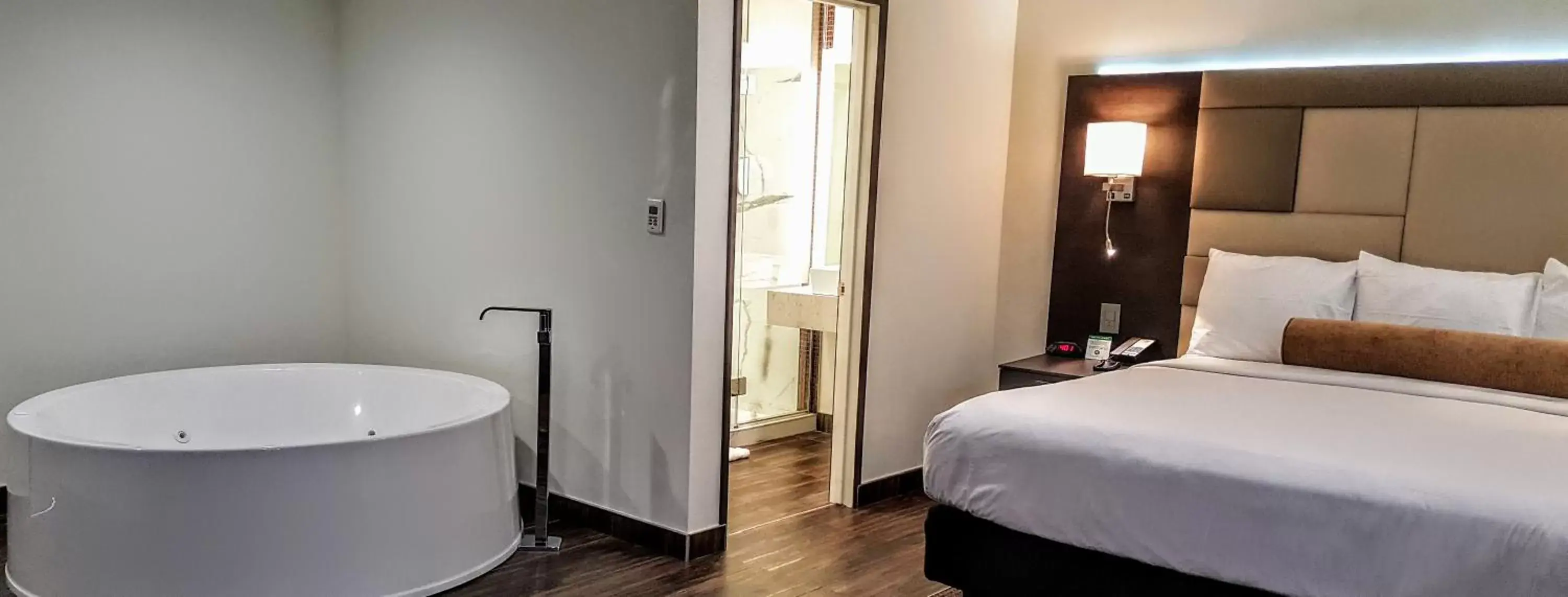 Photo of the whole room, Bathroom in Hotel Xilo Glendale