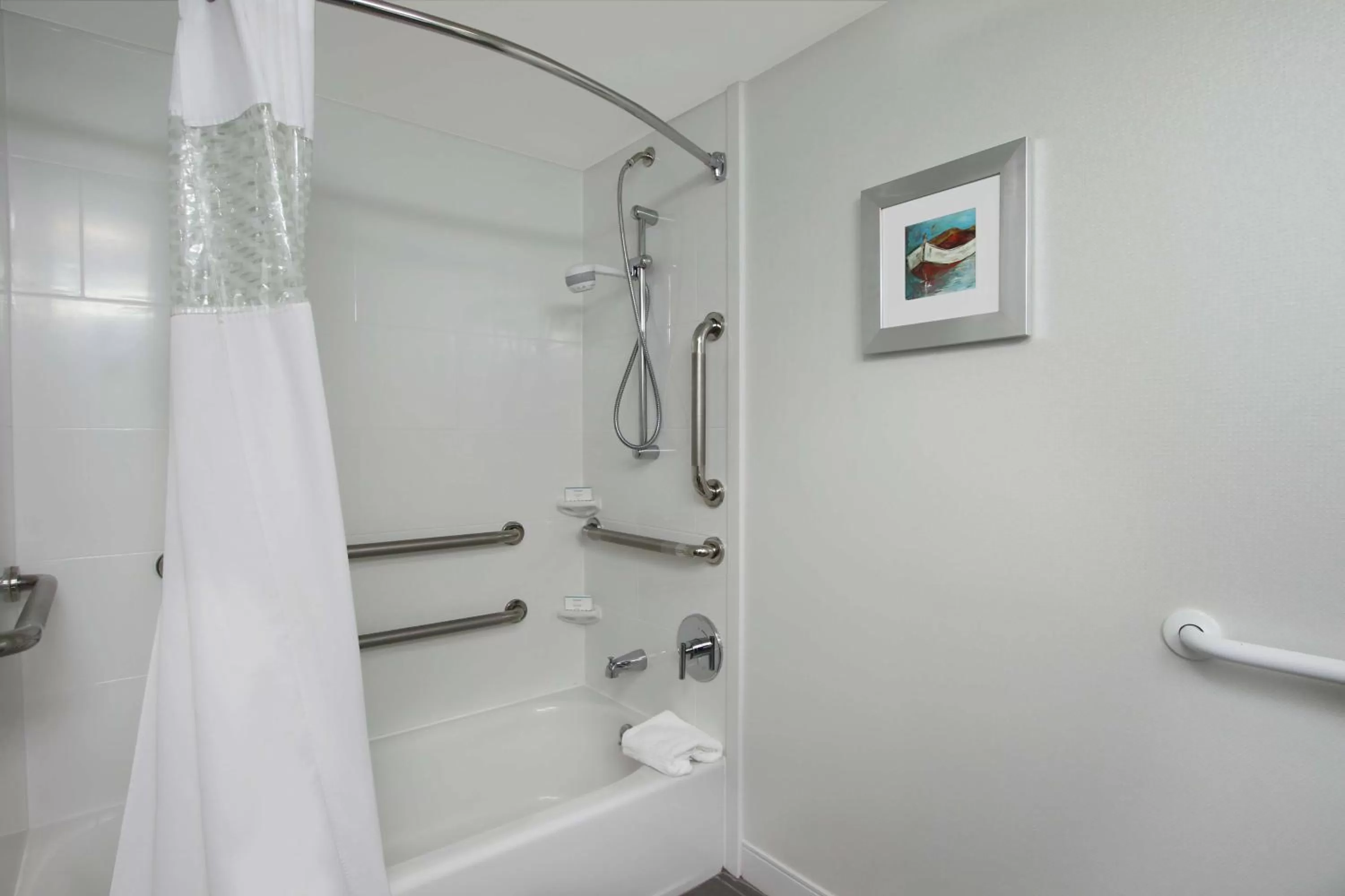 Bathroom in Hampton Inn Madison