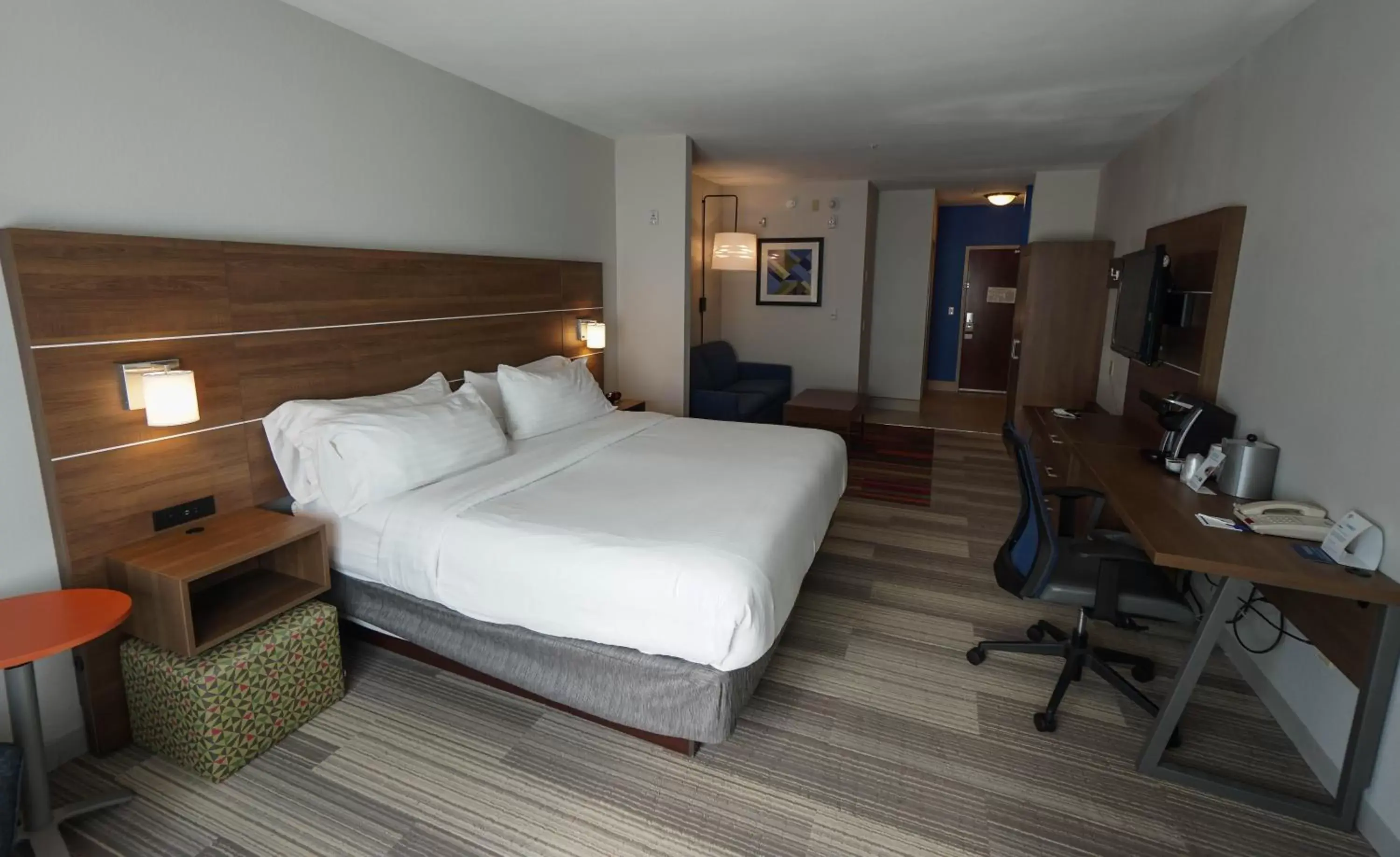 Photo of the whole room in Holiday Inn Express Hotel & Suites Savannah Midtown, an IHG Hotel