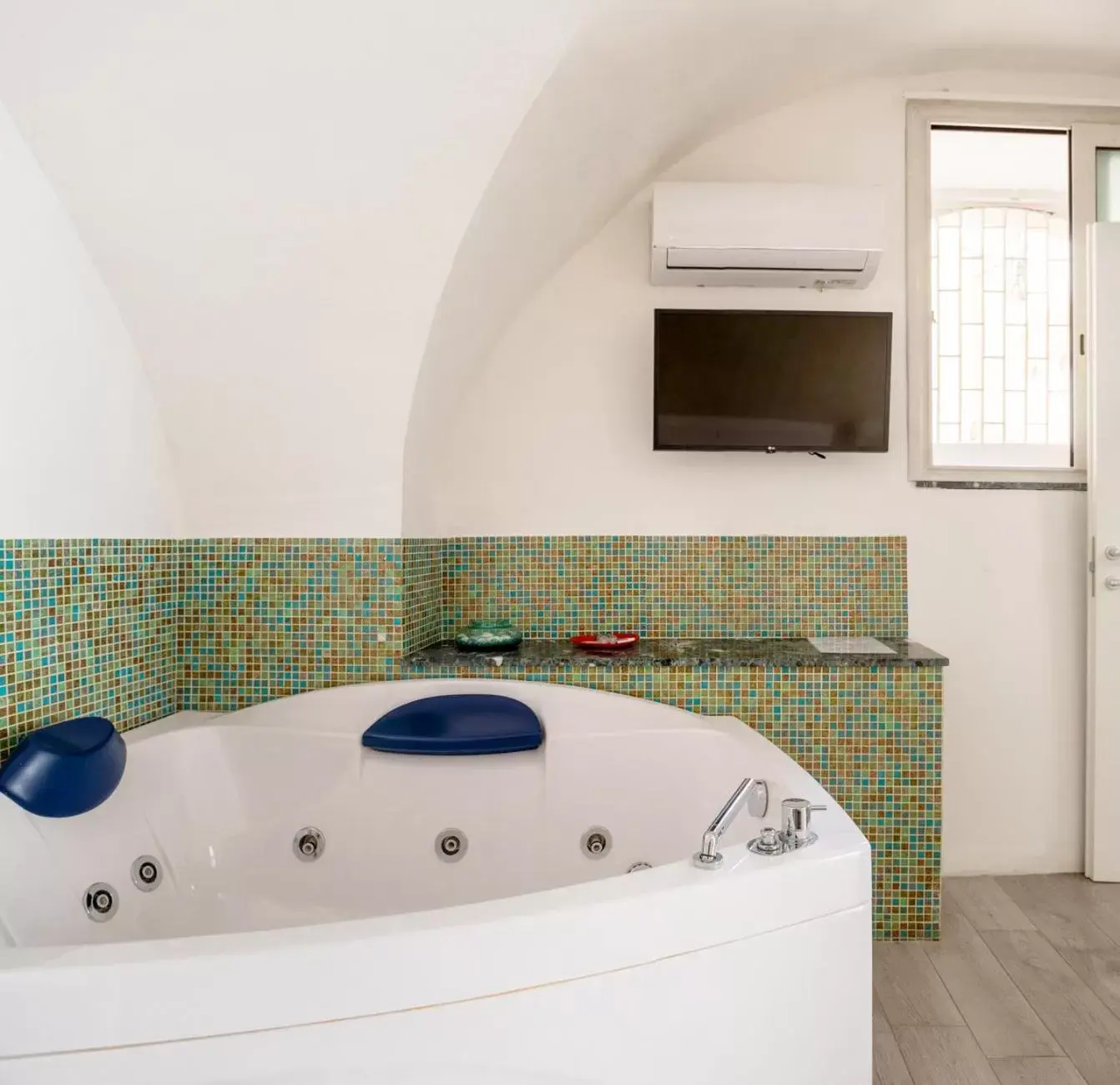 Hot Tub, Bathroom in Porta Nazionale Dependance