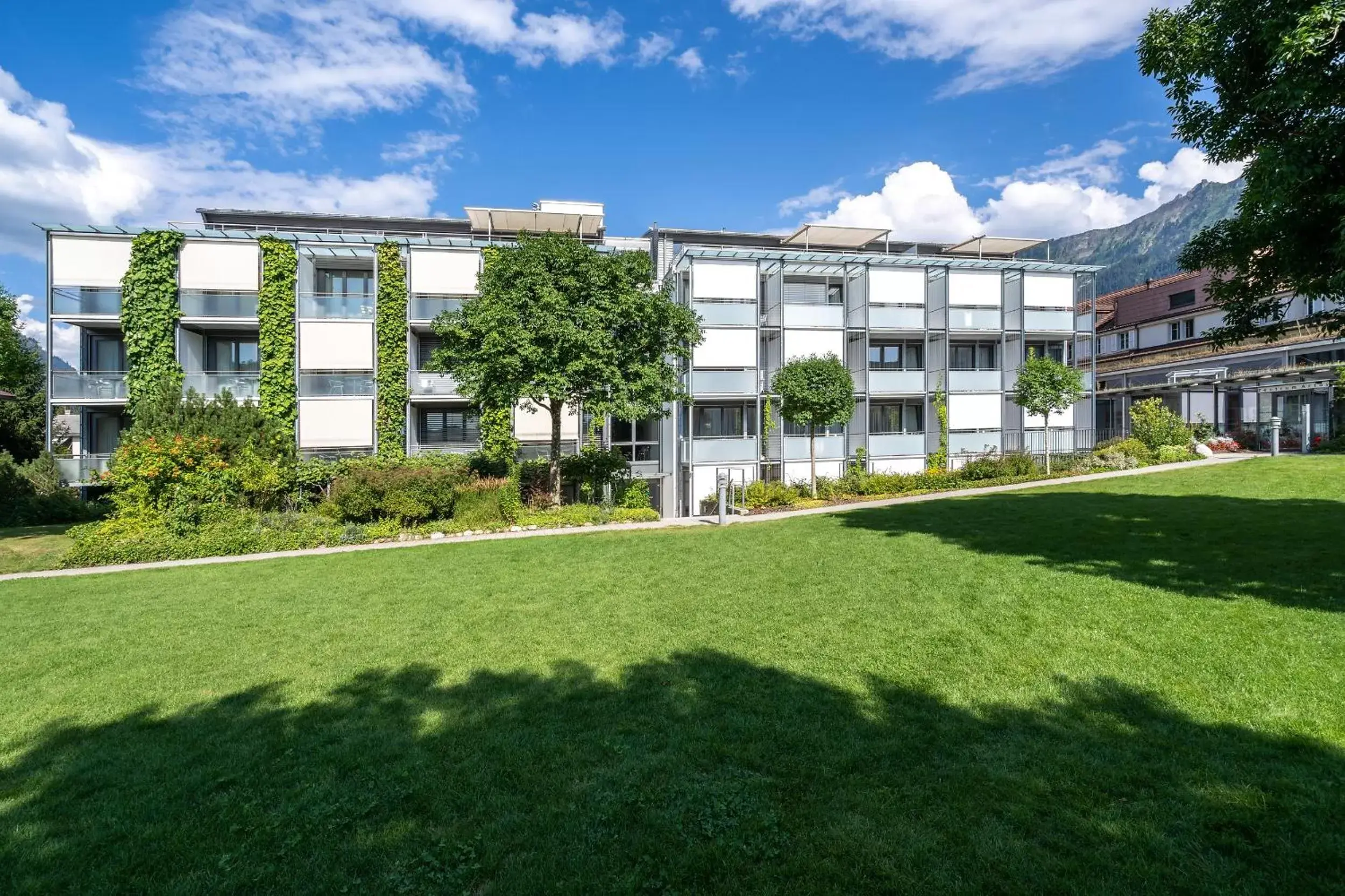 Facade/entrance, Property Building in Hotel Artos Interlaken