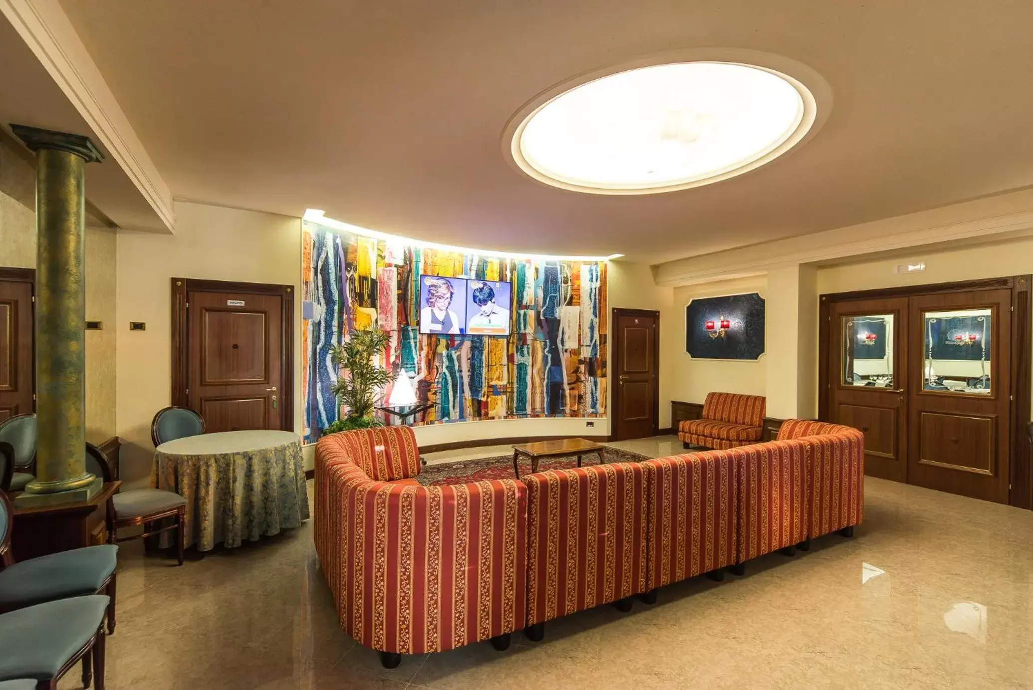 Communal lounge/ TV room, Lobby/Reception in Hotel Columbus sul Lago