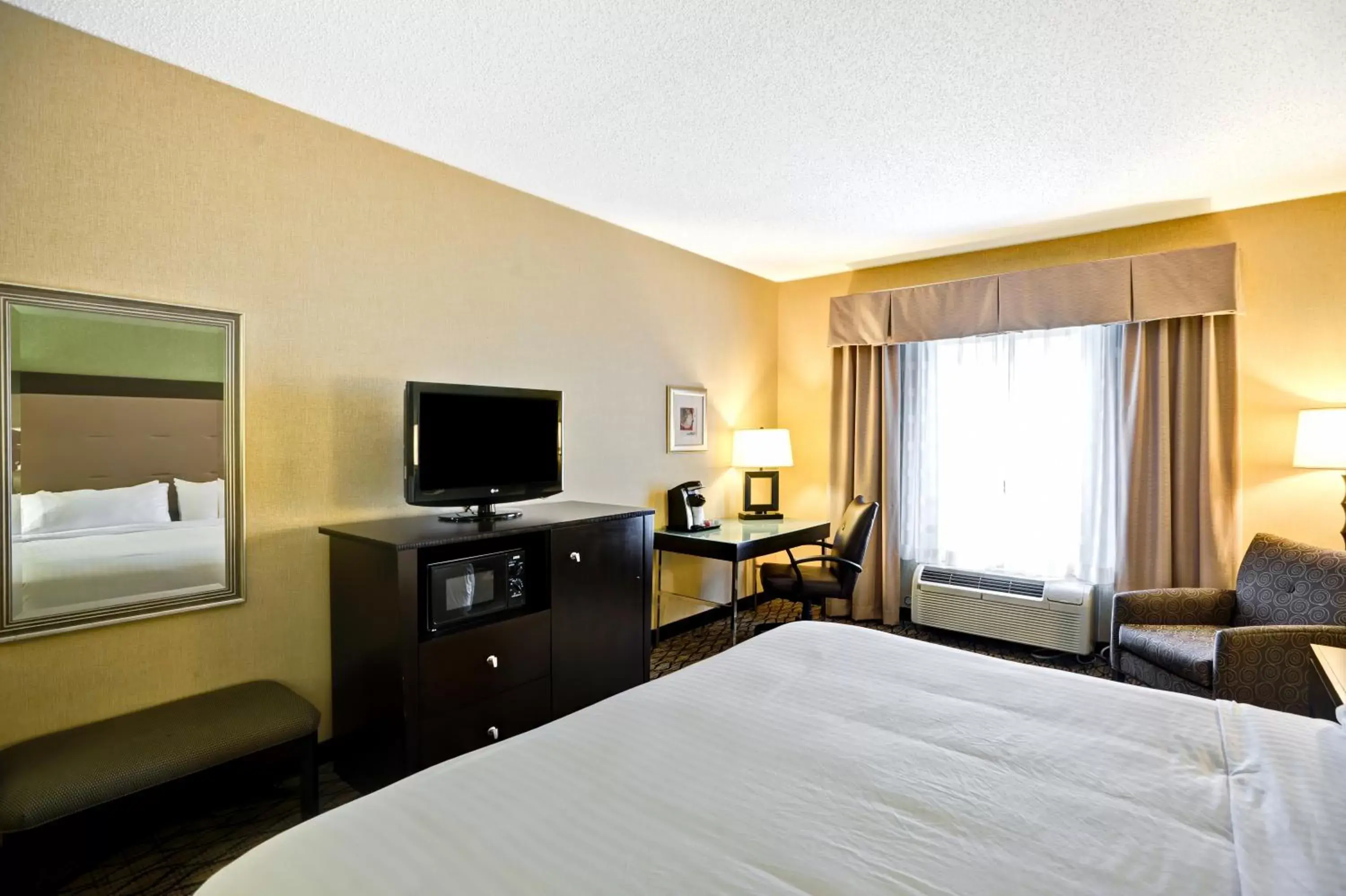 Photo of the whole room, Bed in Holiday Inn Express Hotel & Suites Christiansburg, an IHG Hotel