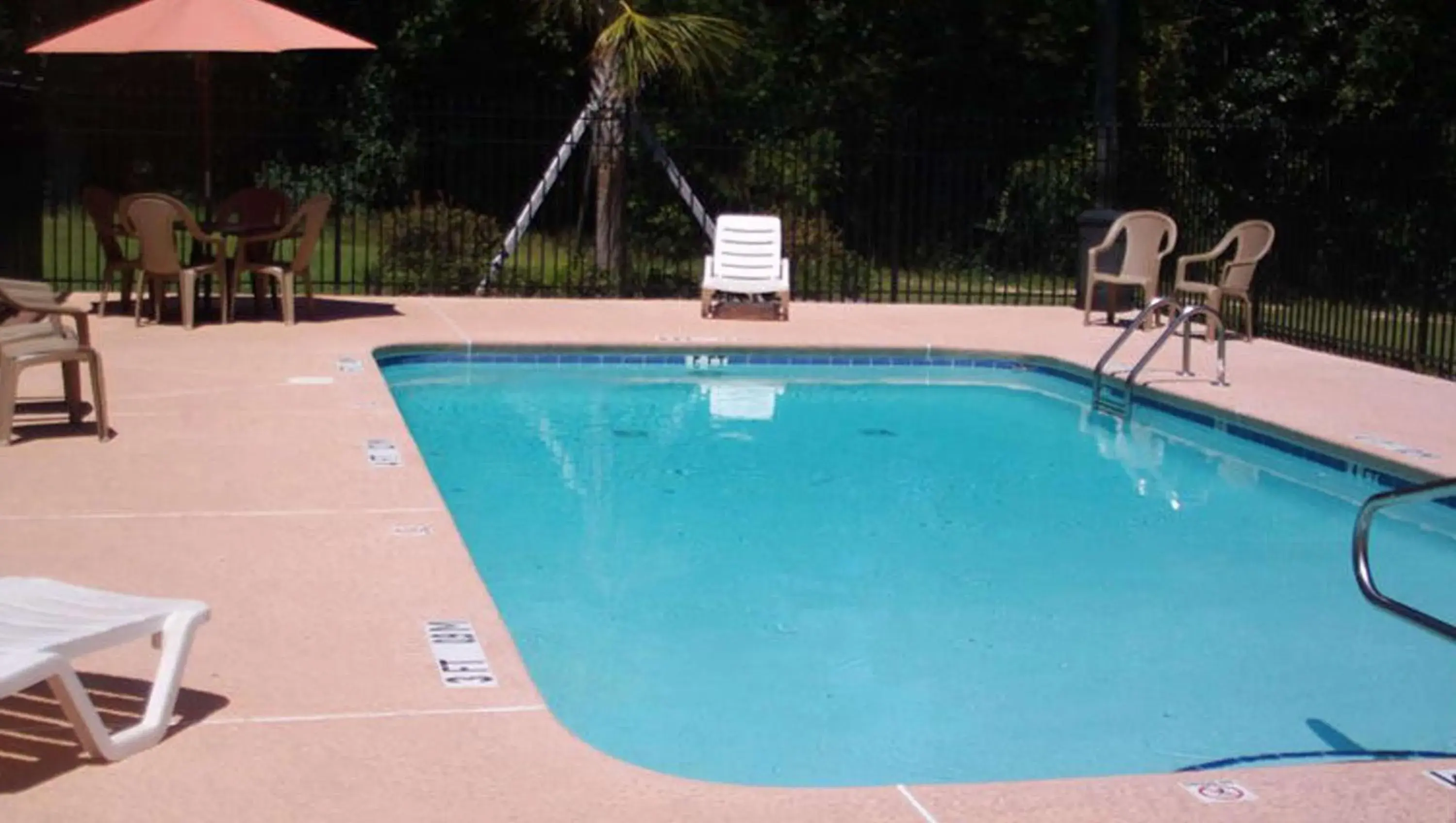 Swimming Pool in Western Motel Inn and Suites Hazlehurst