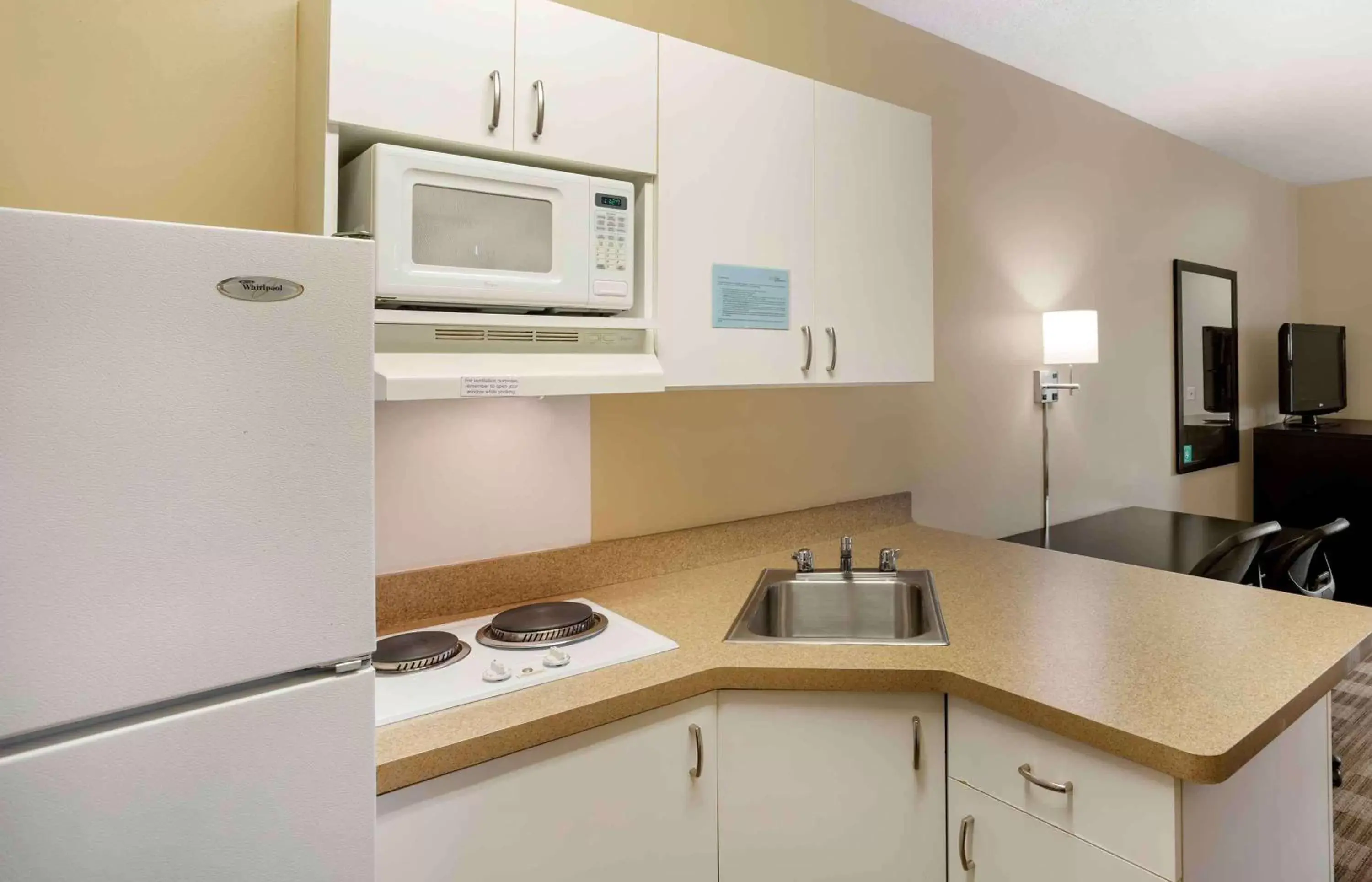 Bedroom, Kitchen/Kitchenette in Extended Stay America Suites - Meadowlands - Rutherford