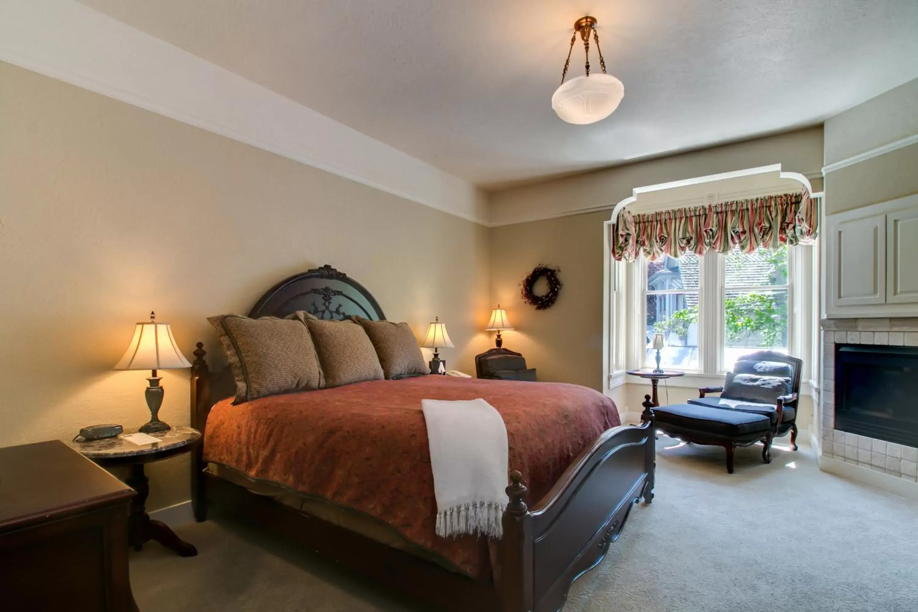 Bed in Winchester Inn