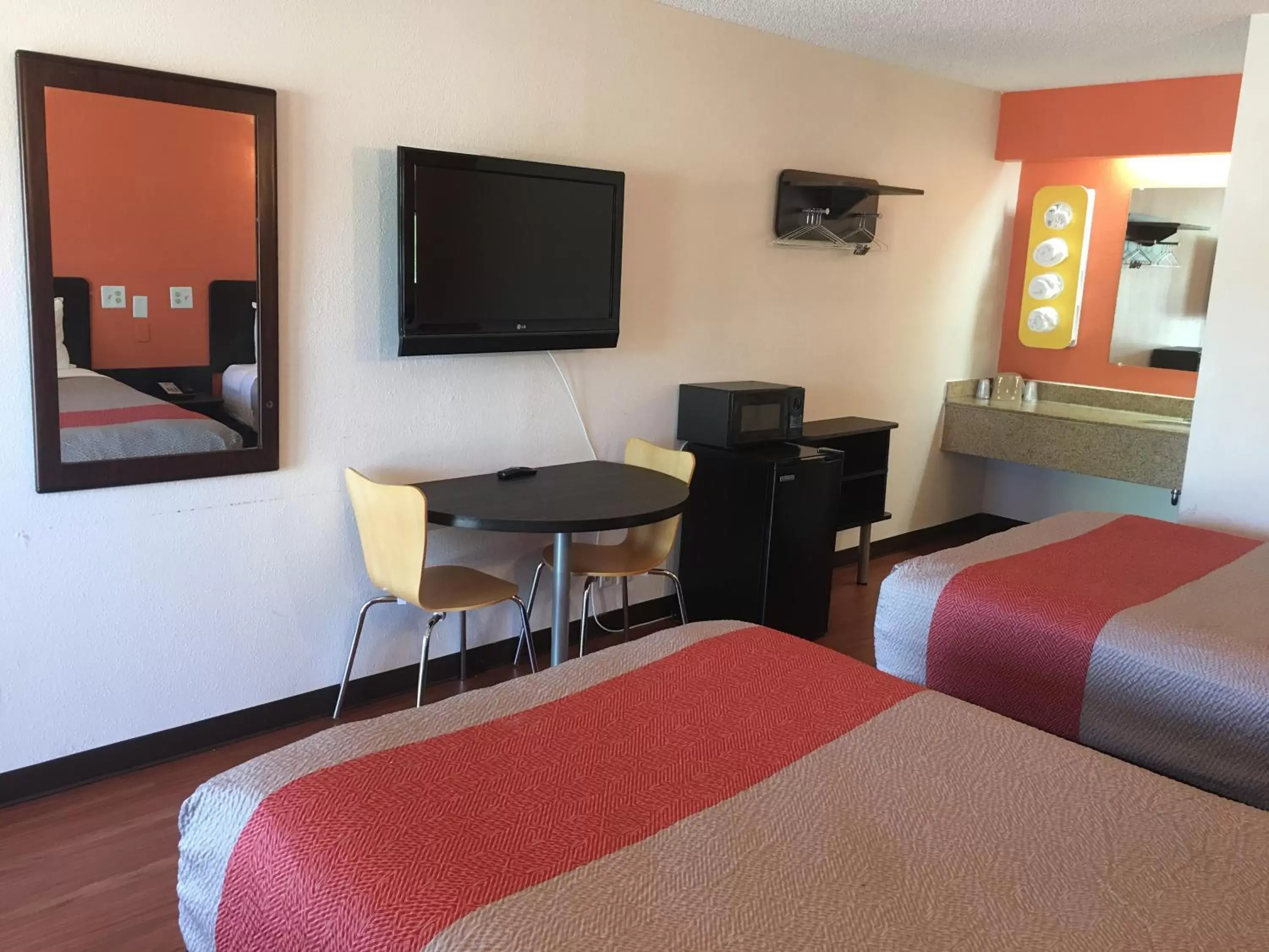 TV and multimedia, TV/Entertainment Center in Motel 6-Richmond, VA - Midlothian Turnpike