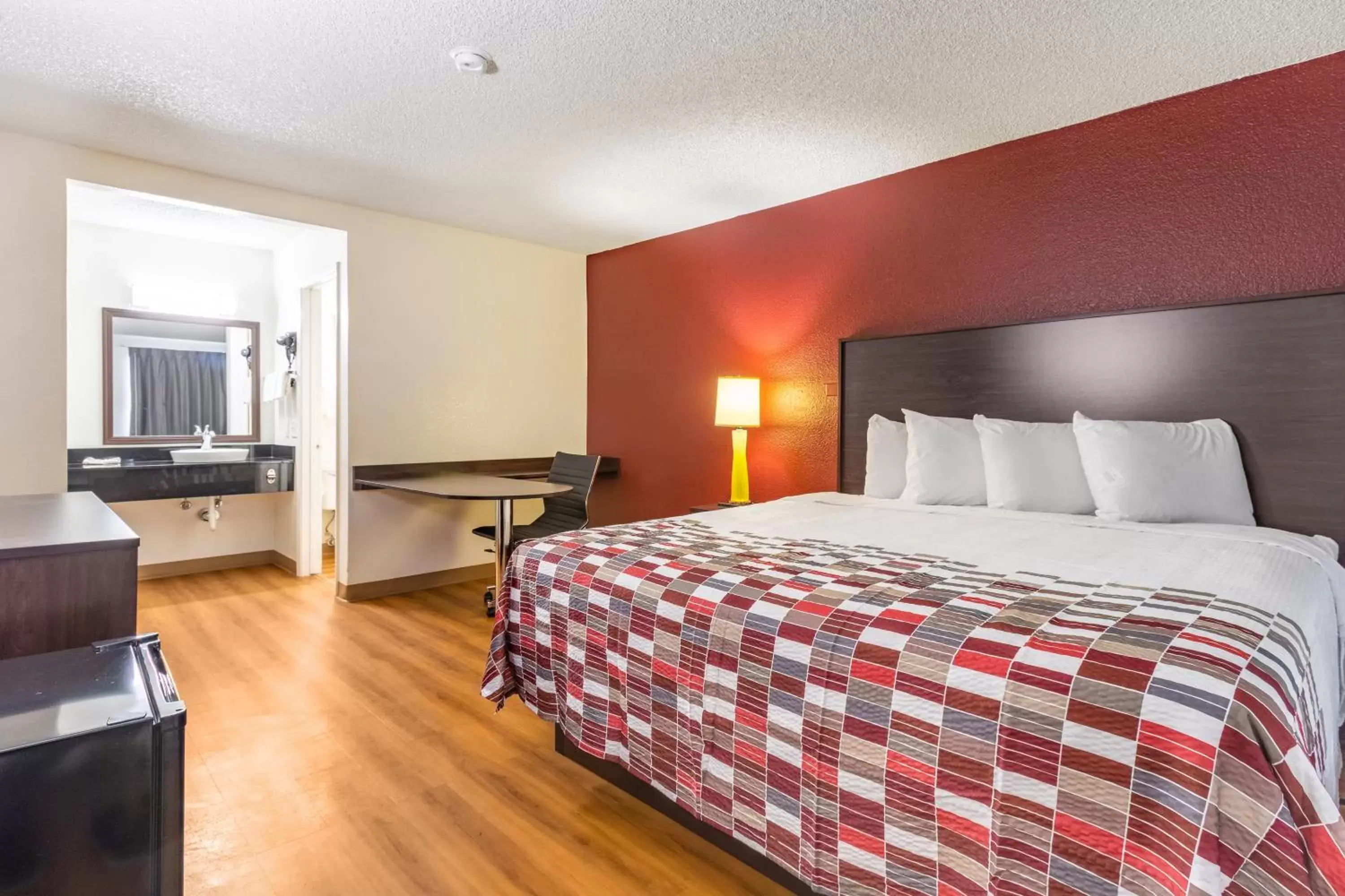 Photo of the whole room, Bed in Red Roof Inn Phoenix- Midtown