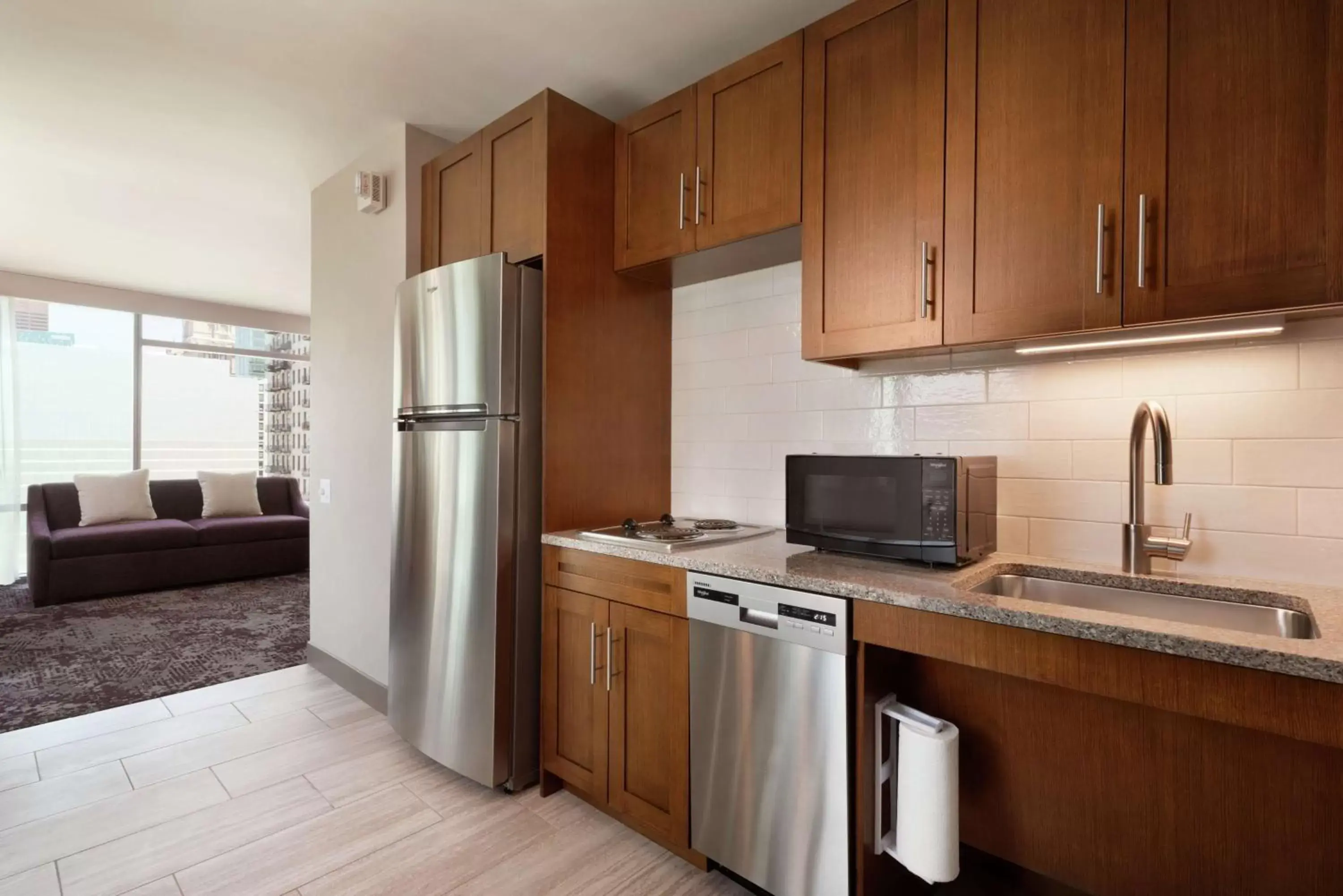 Living room, Kitchen/Kitchenette in Homewood Suites By Hilton Chicago Downtown South Loop