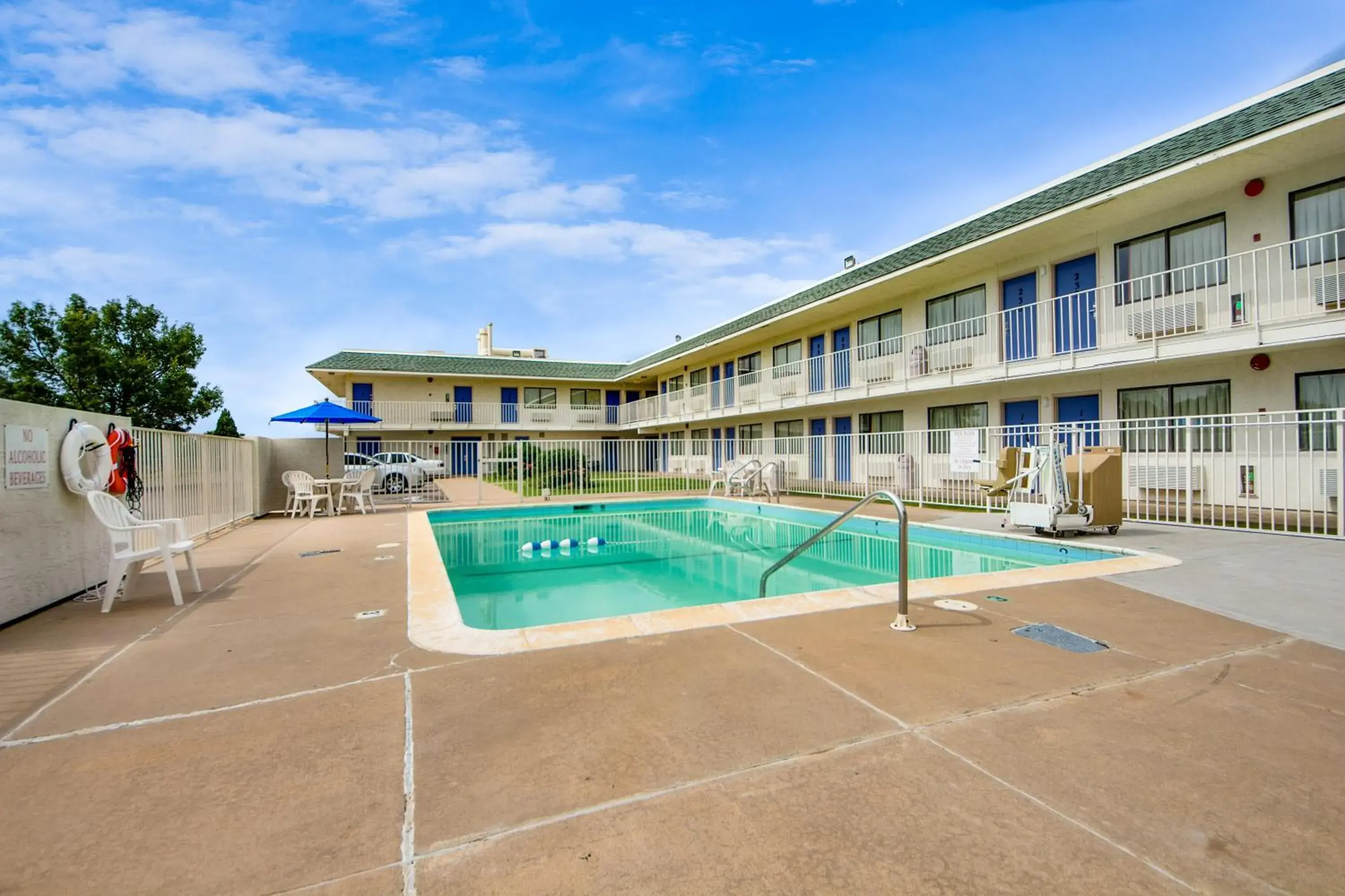 Swimming pool, Property Building in Motel 6-Muskogee, OK