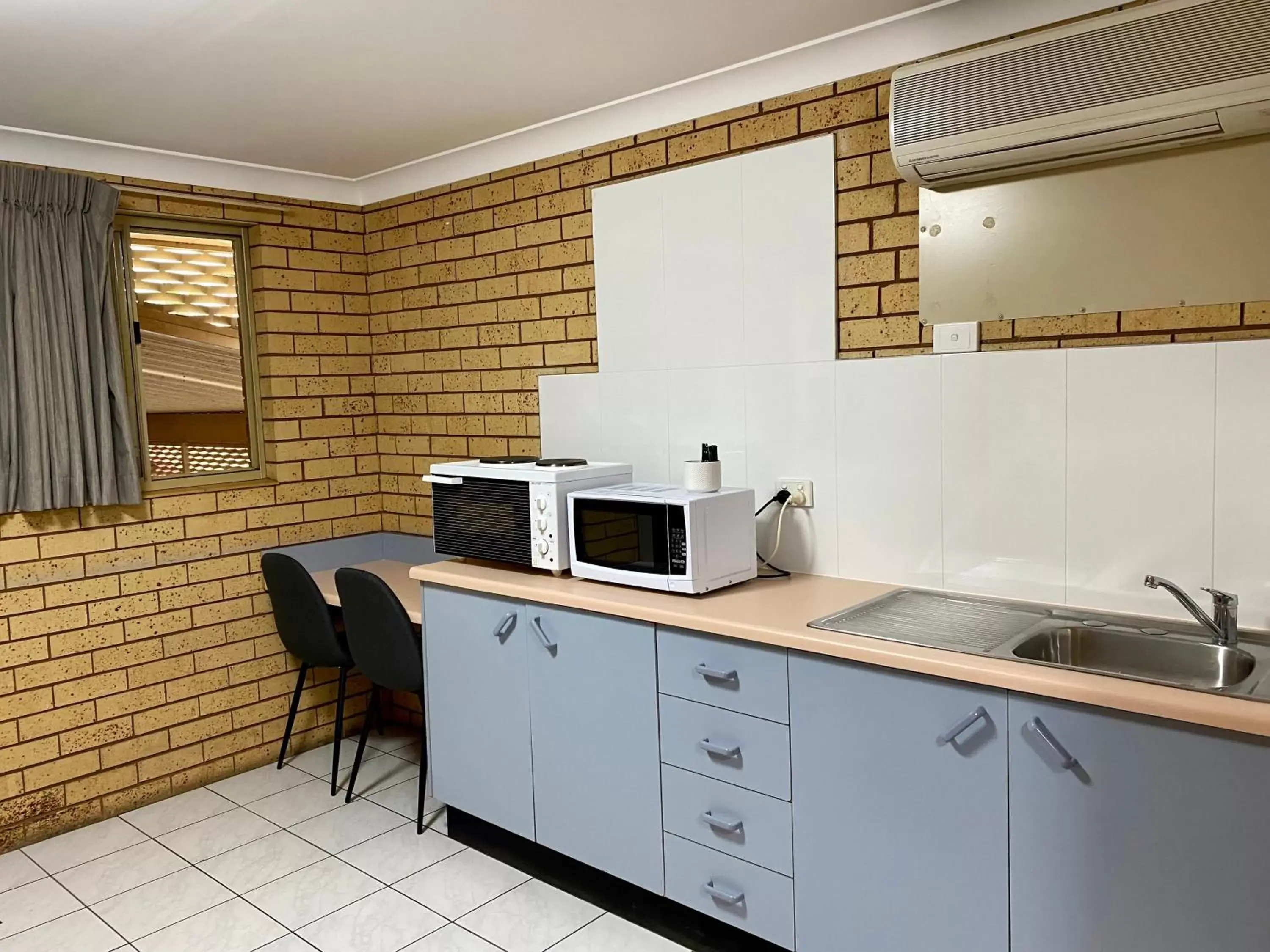 Kitchen or kitchenette, Kitchen/Kitchenette in Tallarook Motor Inn