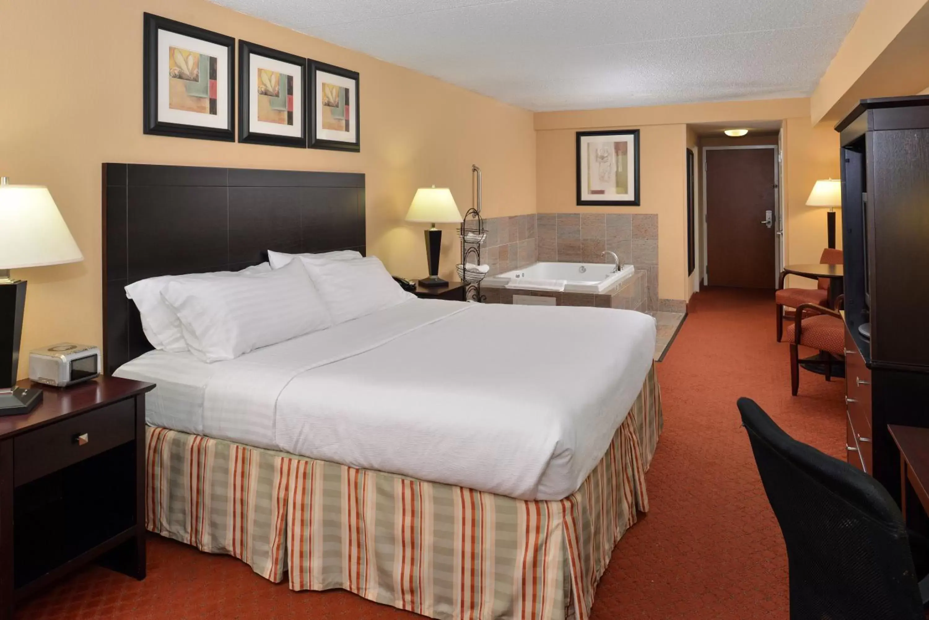 Bed in Holiday Inn Martinsburg, an IHG Hotel