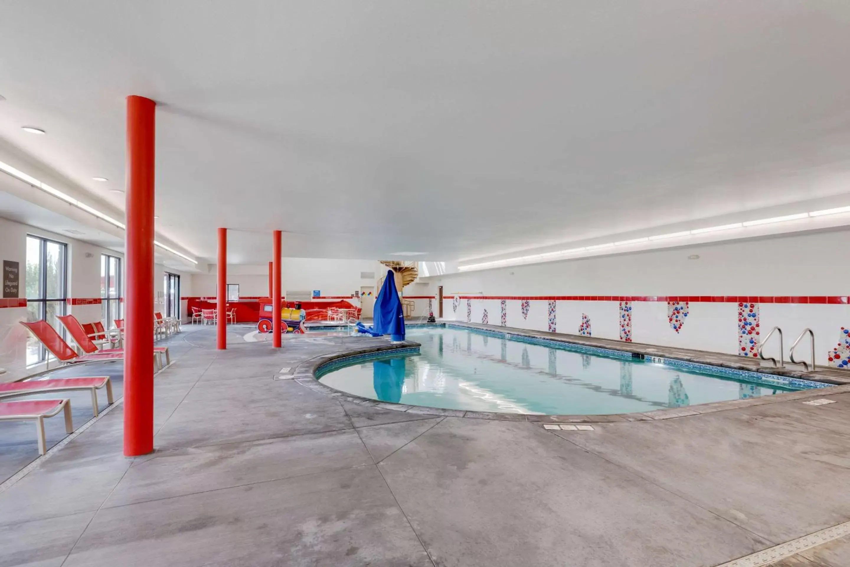 Swimming pool in Comfort Suites Loveland