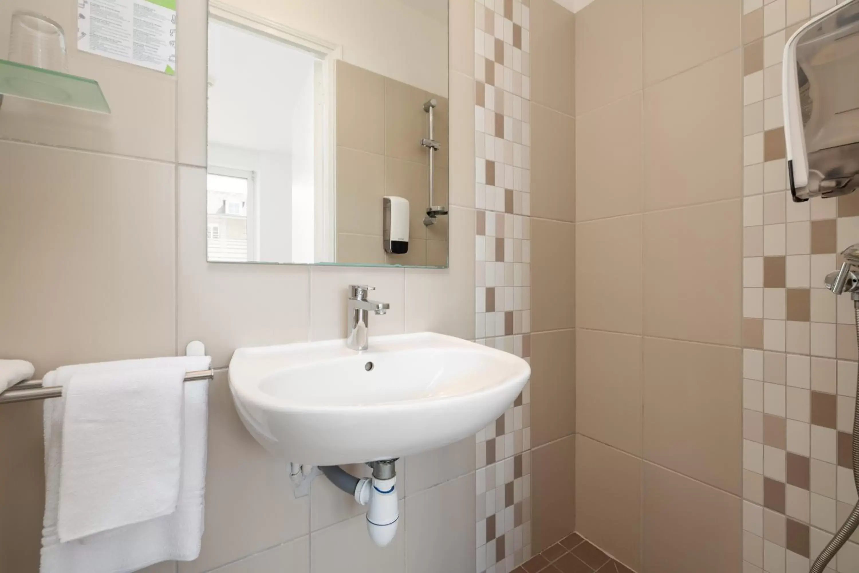 Bathroom in Hotel De L'Agriculture - 2 étoiles