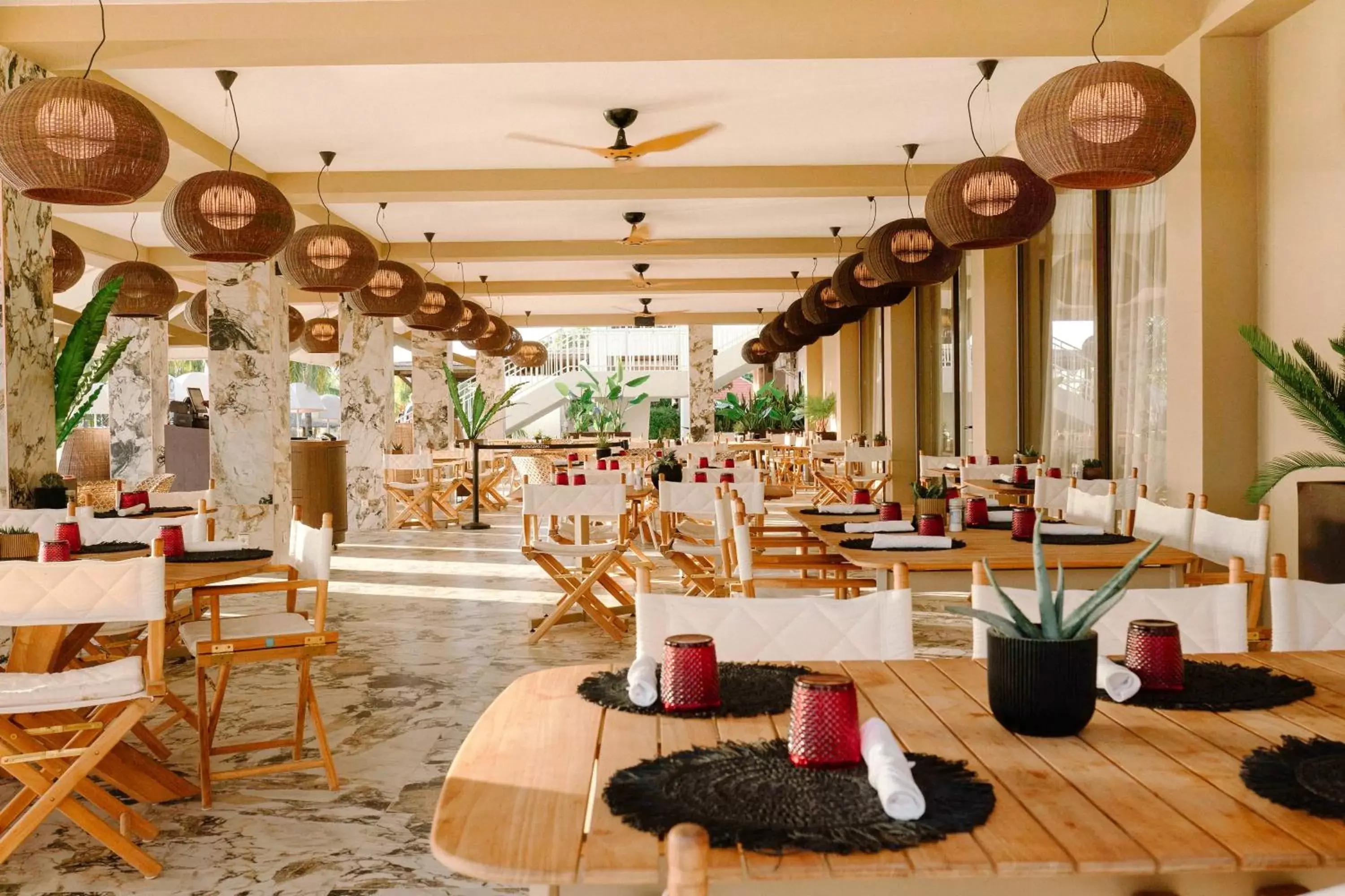 Restaurant/Places to Eat in Papagayo Beach Hotel