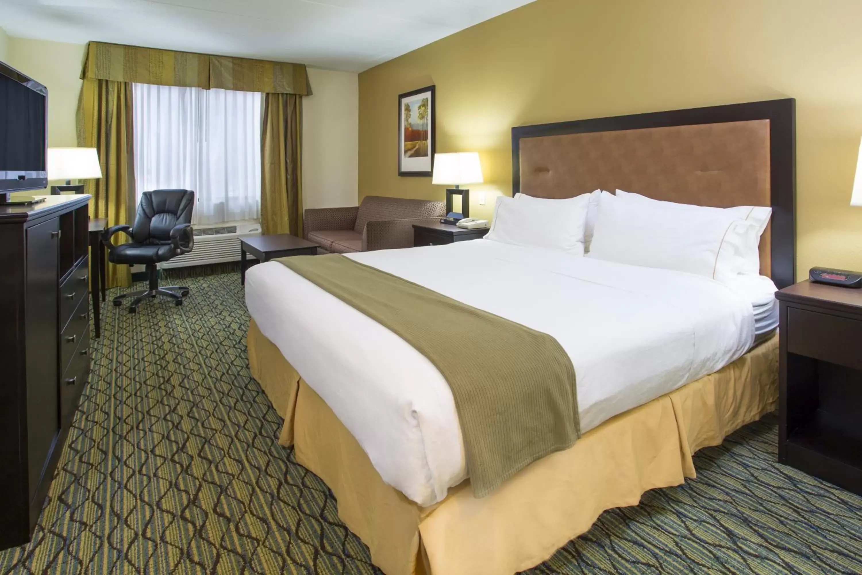 Photo of the whole room, Bed in Holiday Inn Express Hotel & Suites Columbus Airport, an IHG Hotel