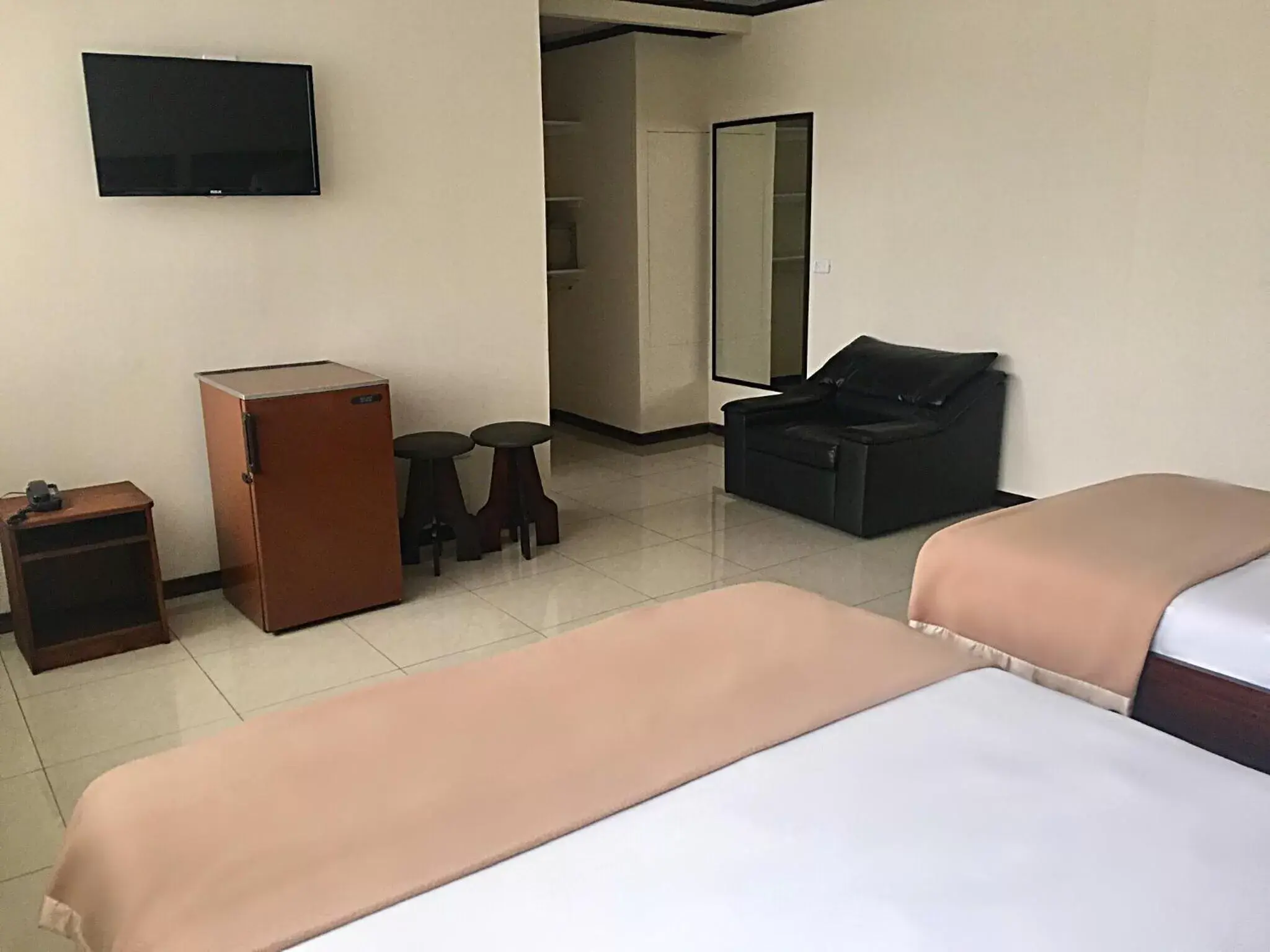 Bedroom, TV/Entertainment Center in Hotel Ambassador